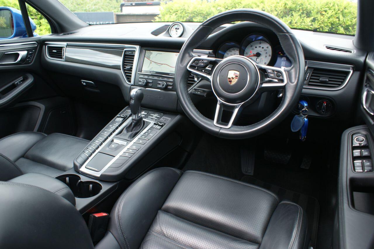 Porsche Macan view 3