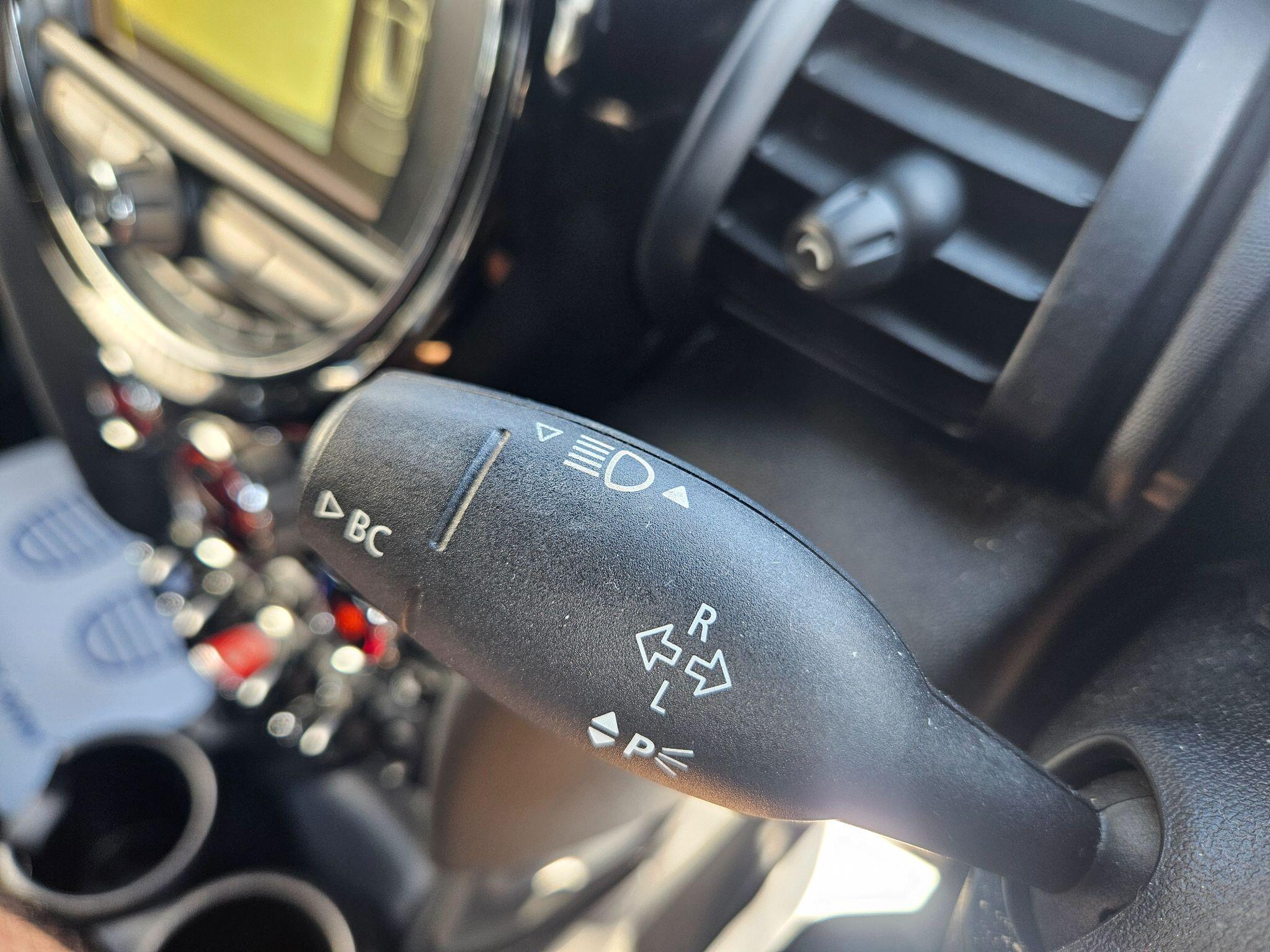 2018 MINI Hatch image 33