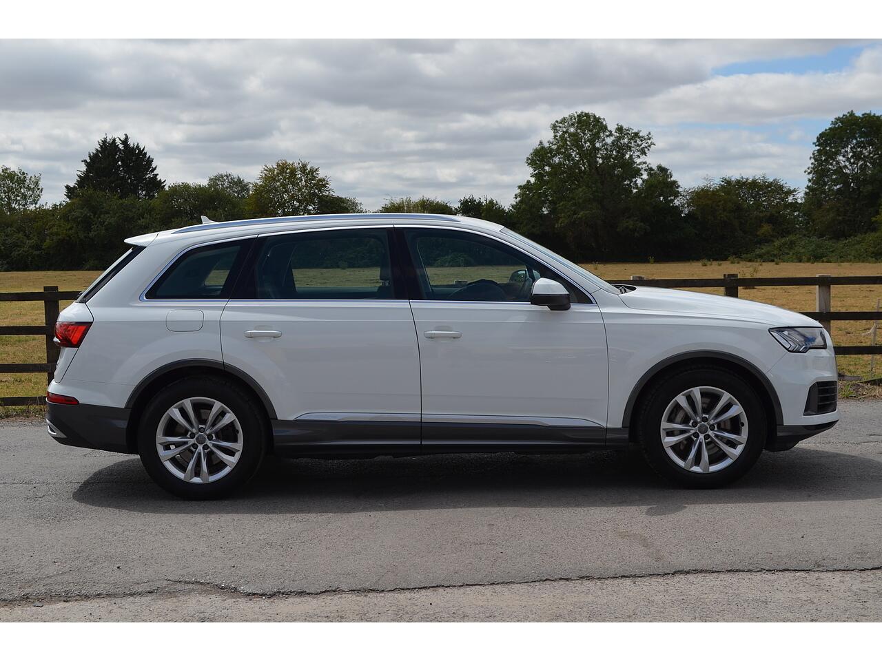 Audi Q7 view 10
