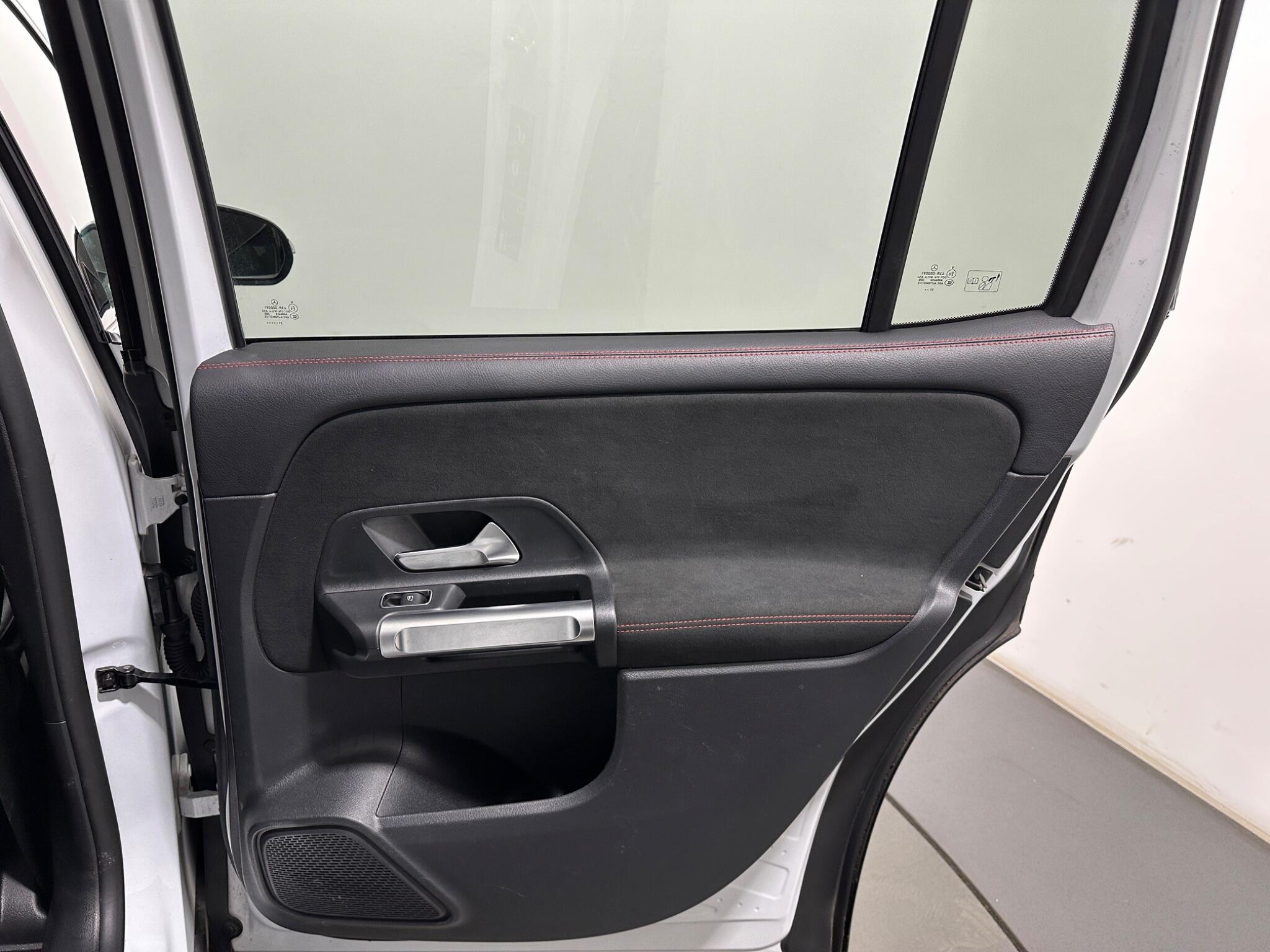Mercedes-Benz GLB view 44