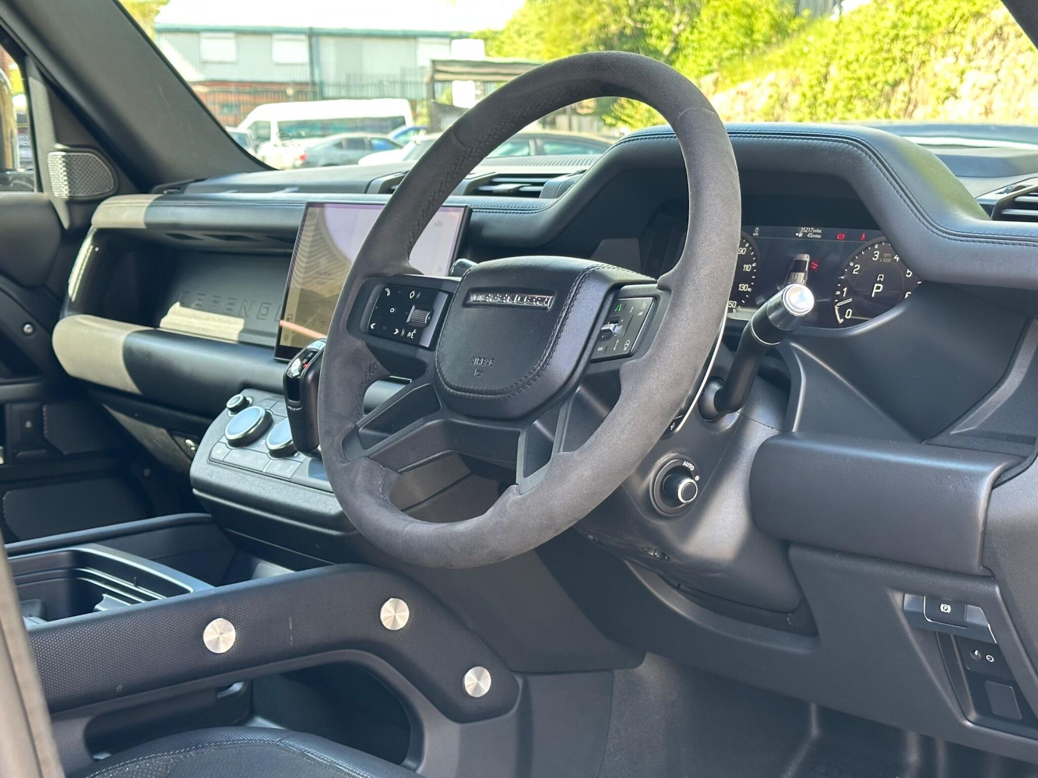 Land Rover Defender 110 view 31