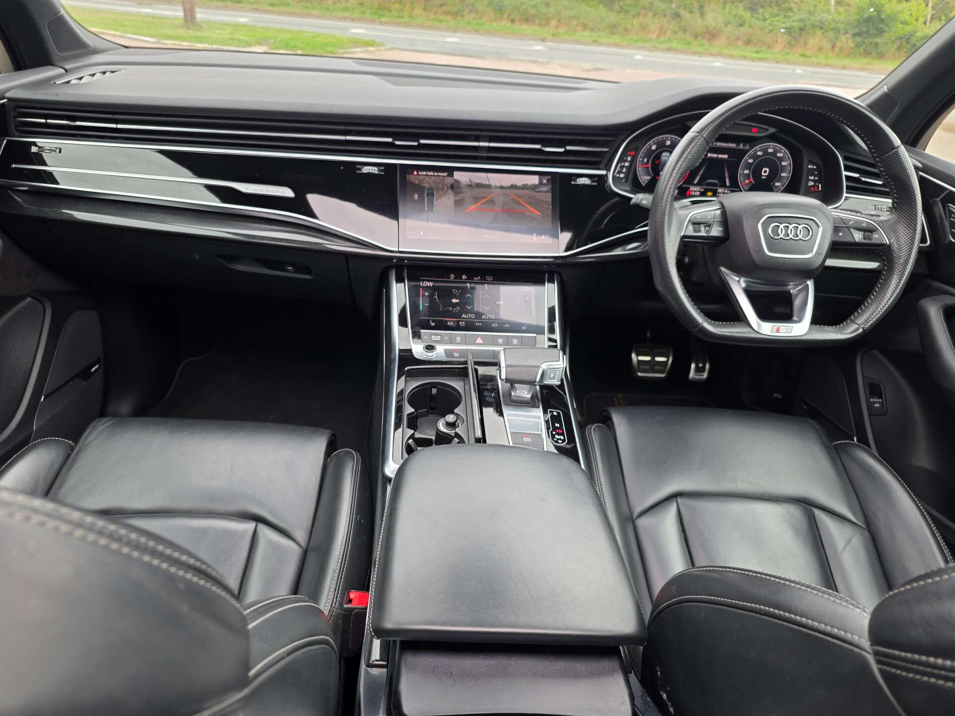 Audi Q7 view 19