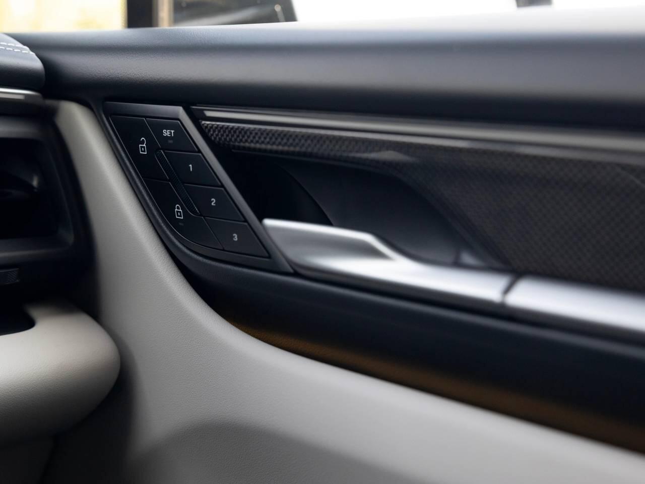 Porsche Macan view 74