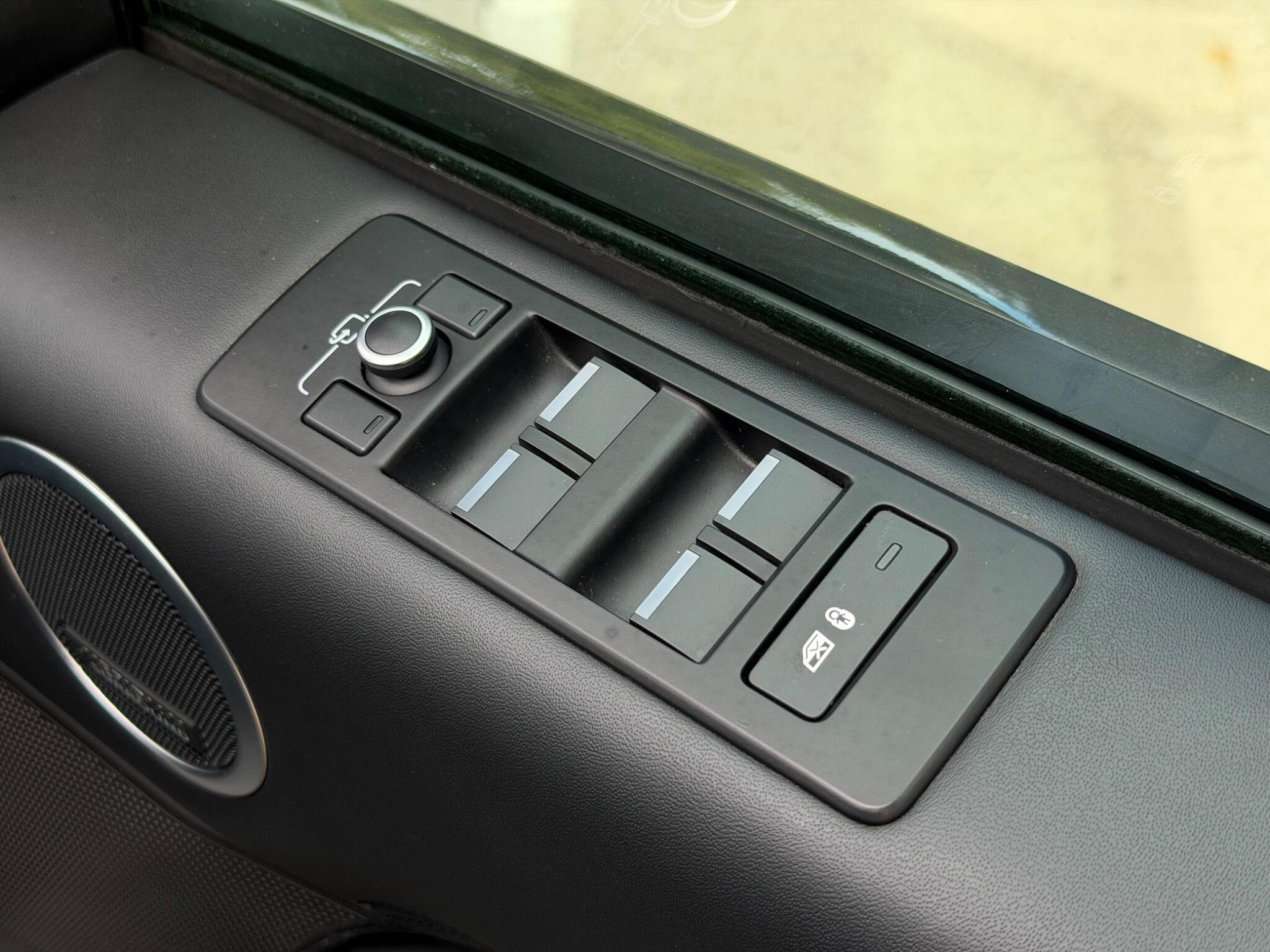 Land Rover Discovery view 26