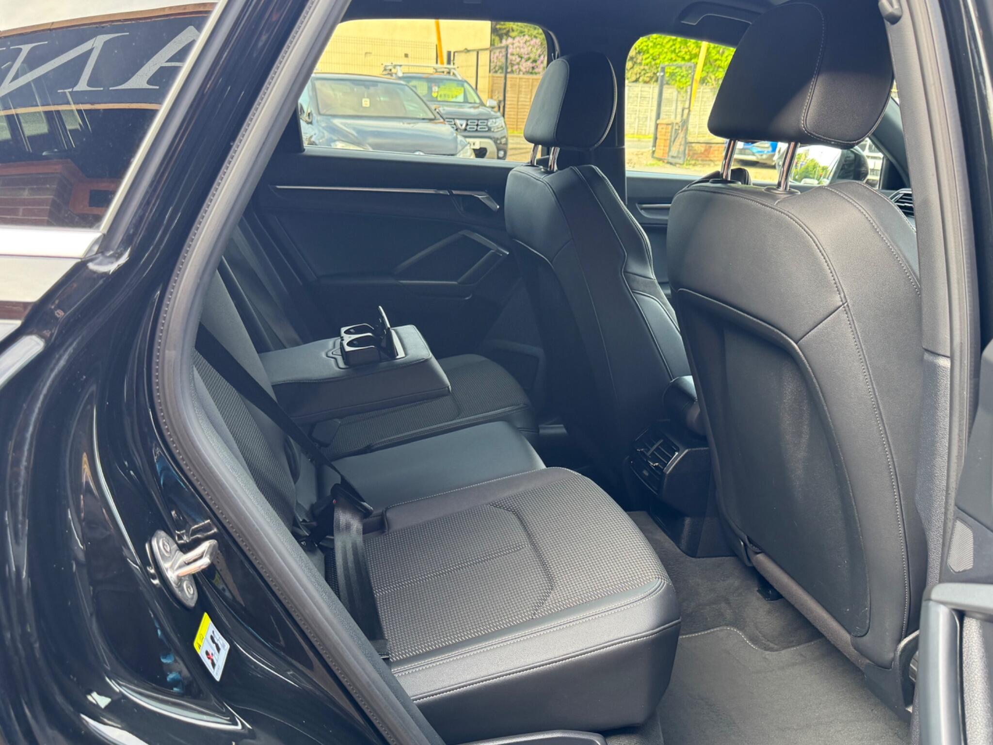 Audi Q3 view 10