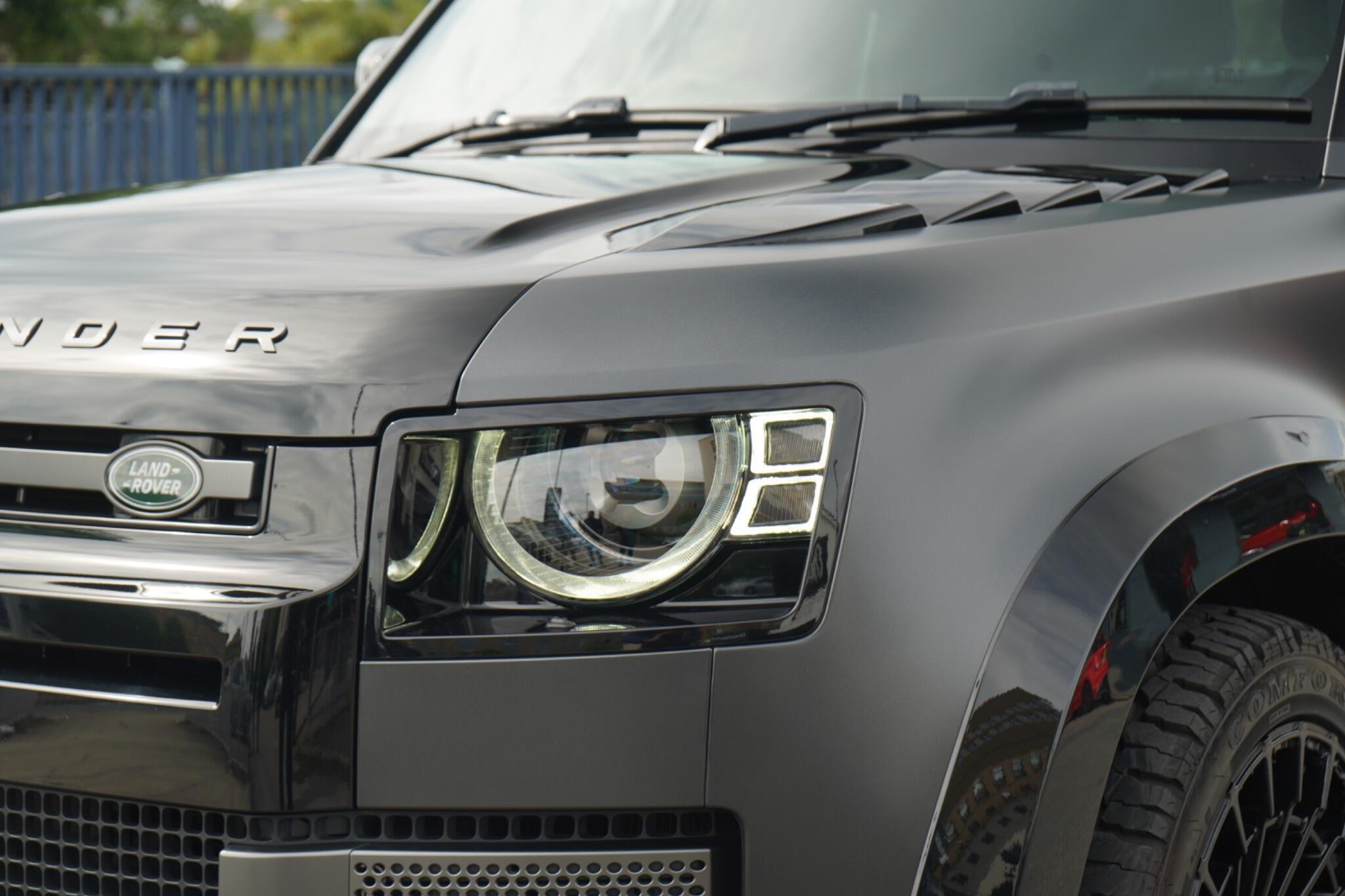 Land Rover Defender 90 view 9