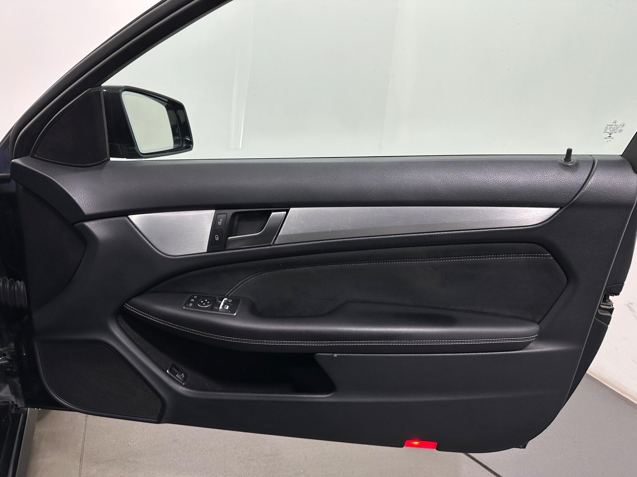 Mercedes-Benz C-Class view 32
