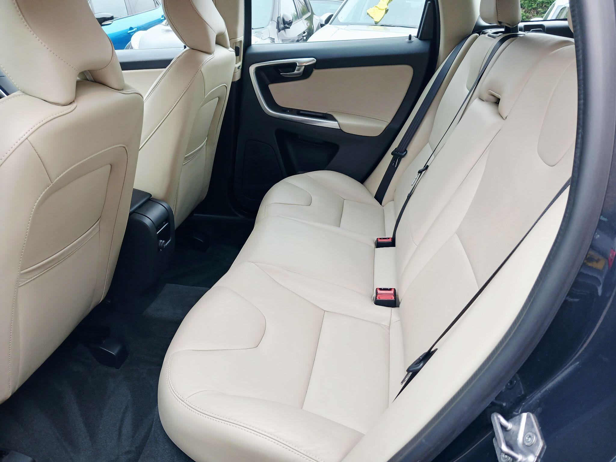 2017 Volvo XC60 image 28