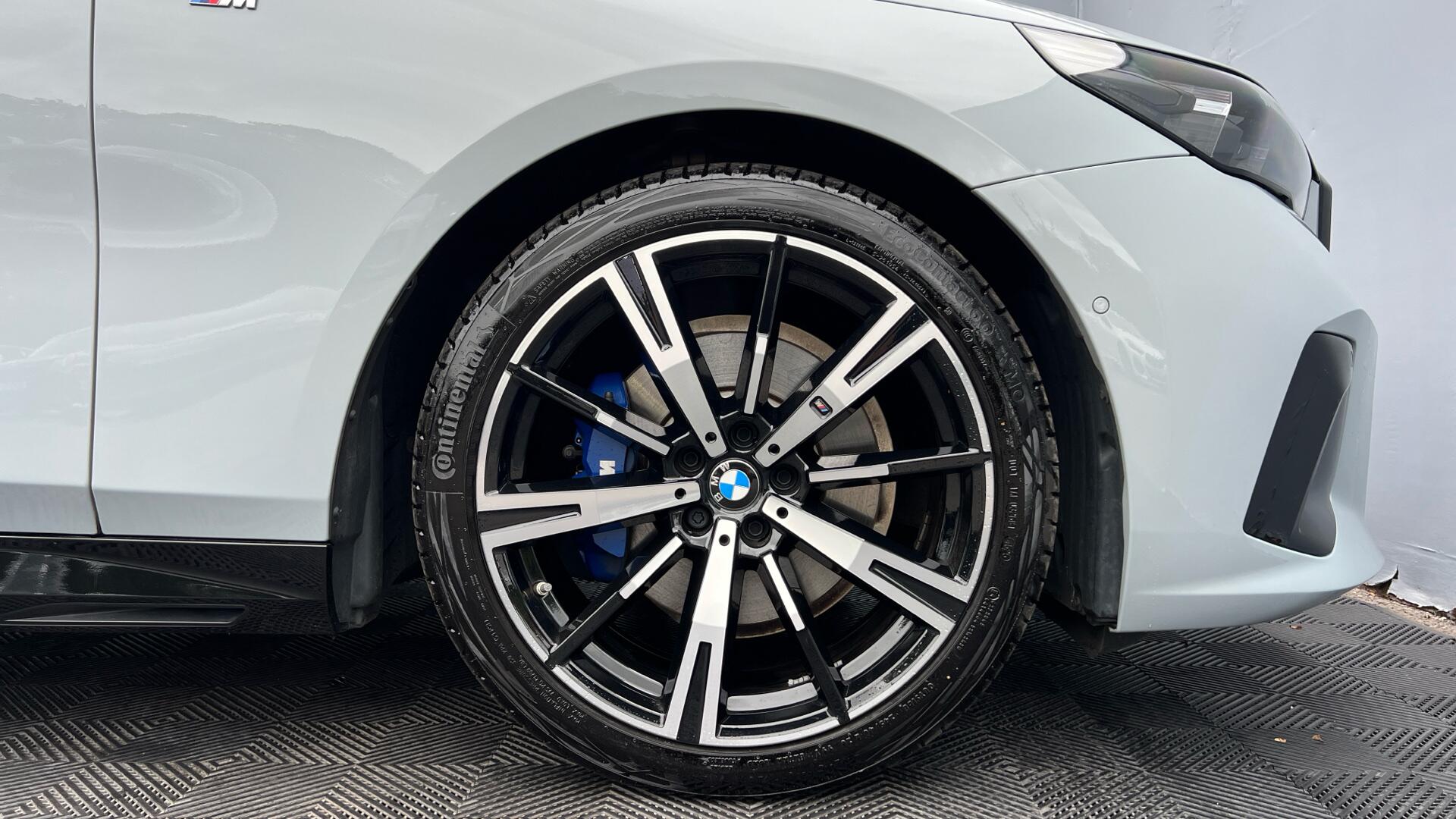 BMW 5 Series view 14