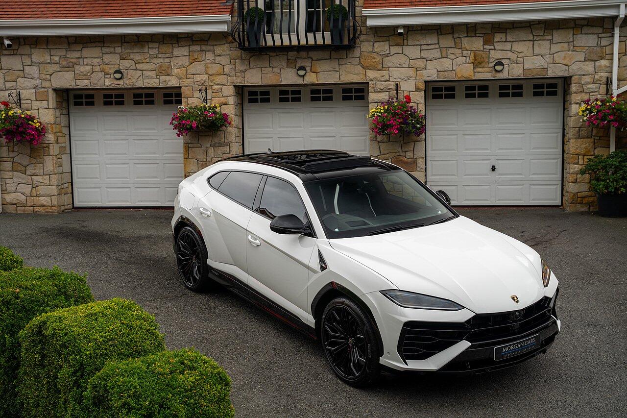 Lamborghini Urus view 100
