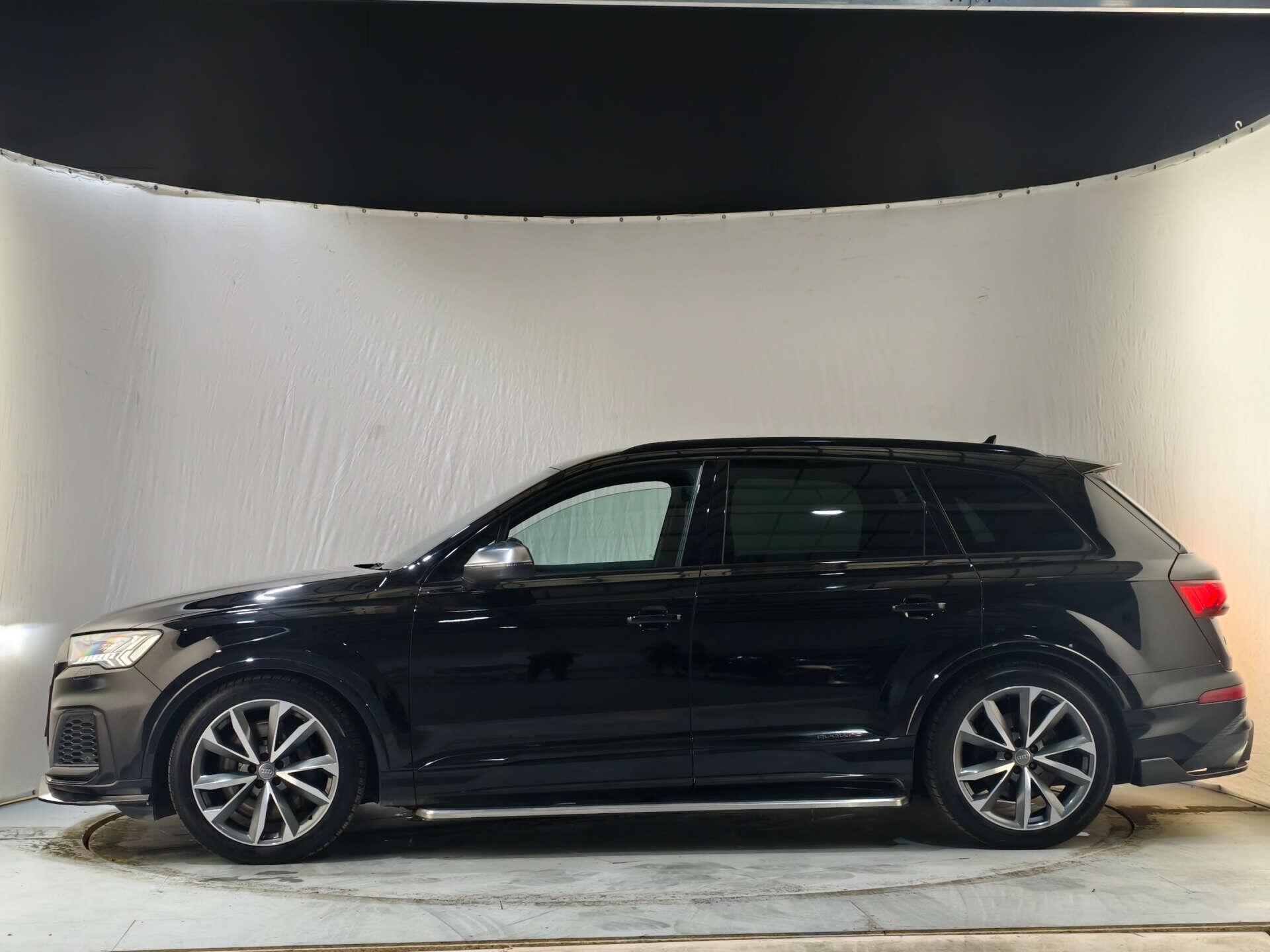 Audi SQ7 view 10