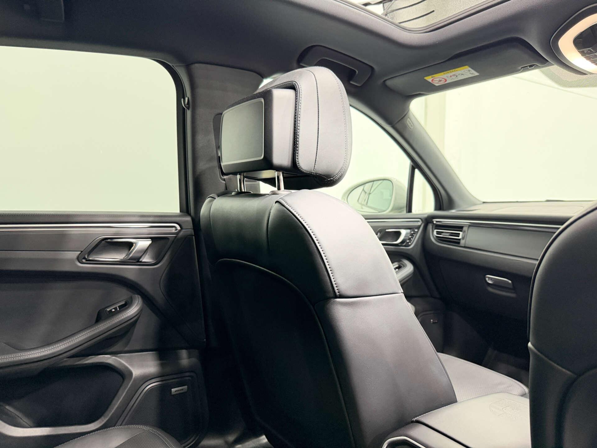 Porsche Macan view 16