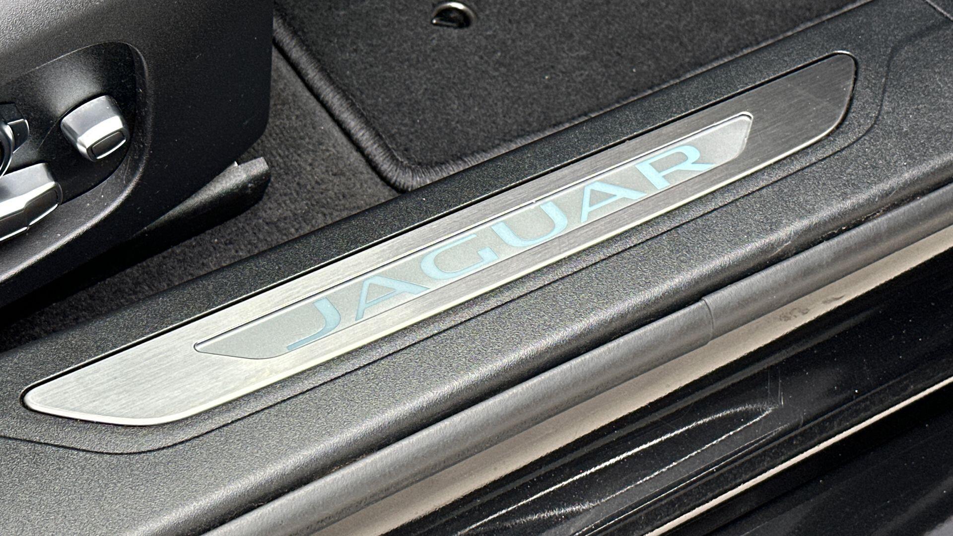Jaguar XF view 23