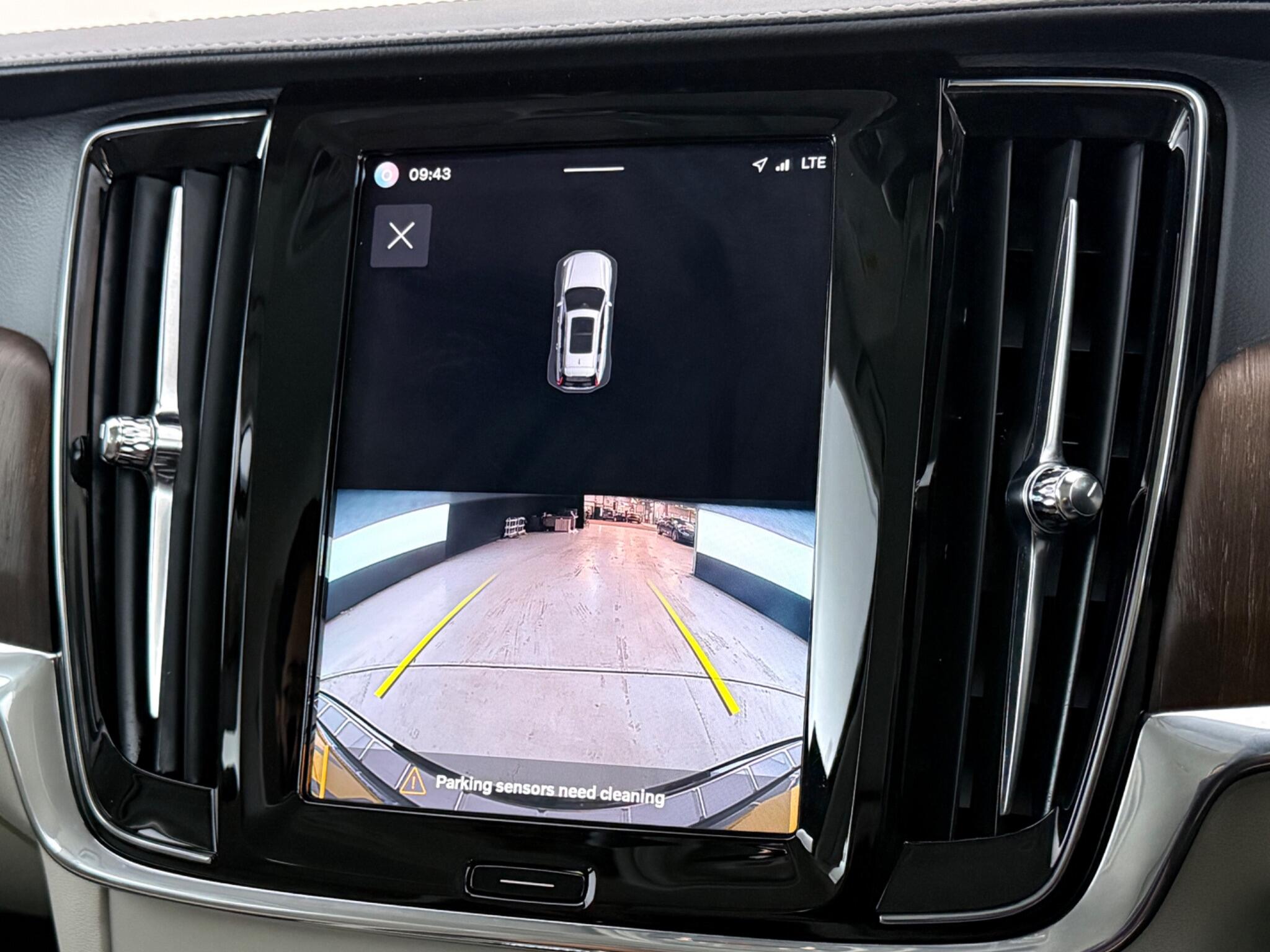 Volvo V90 Cross Country view 22