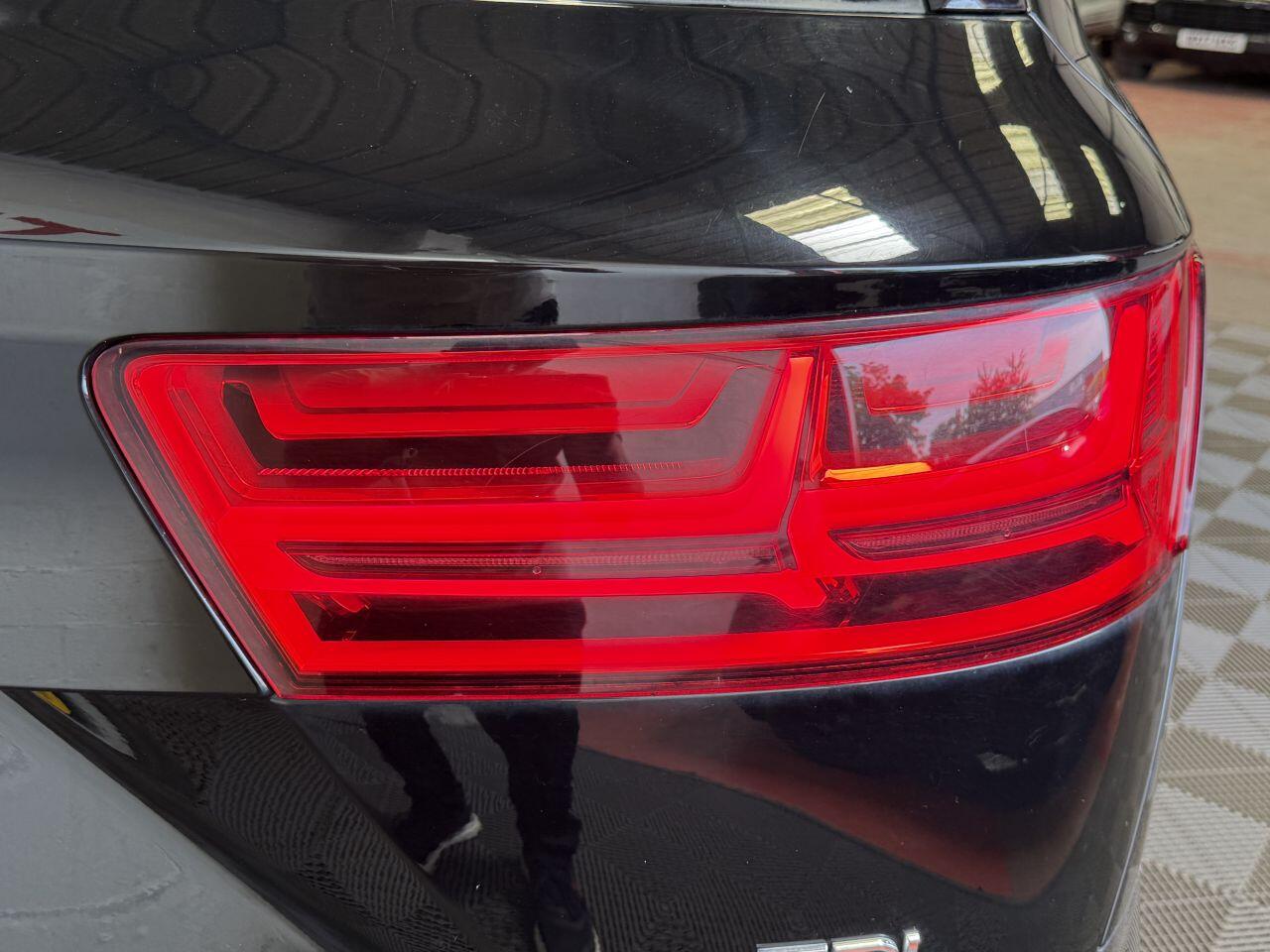 Audi Q7 view 28