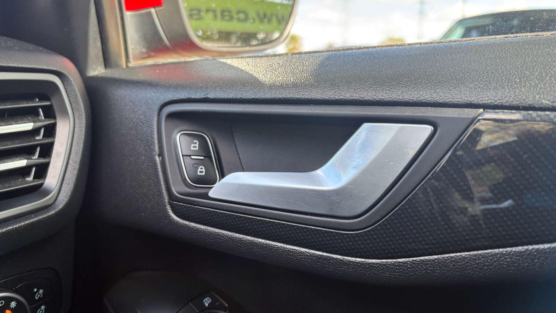 Ford Focus view 23