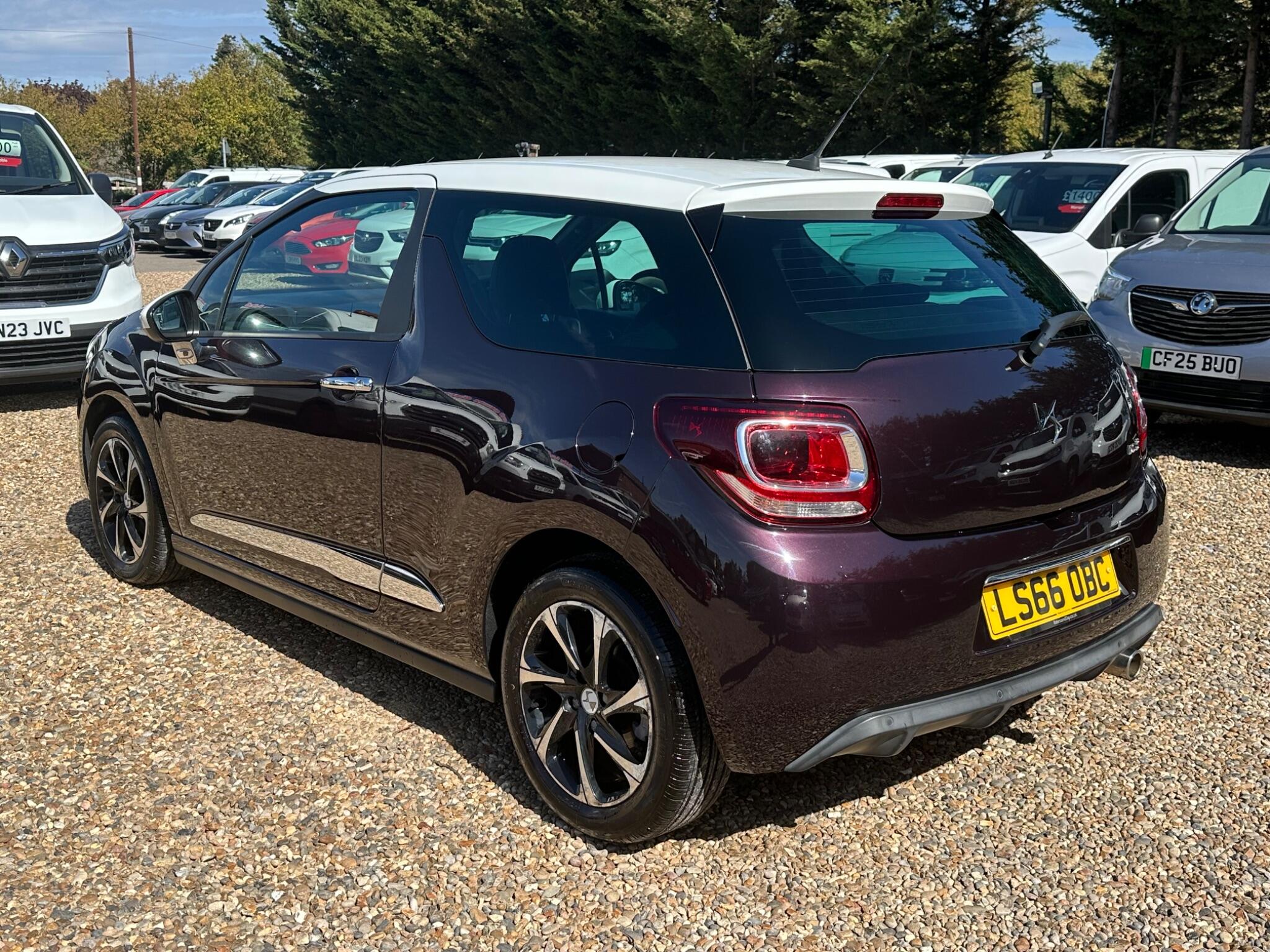 DS Automobiles DS 3 view 3