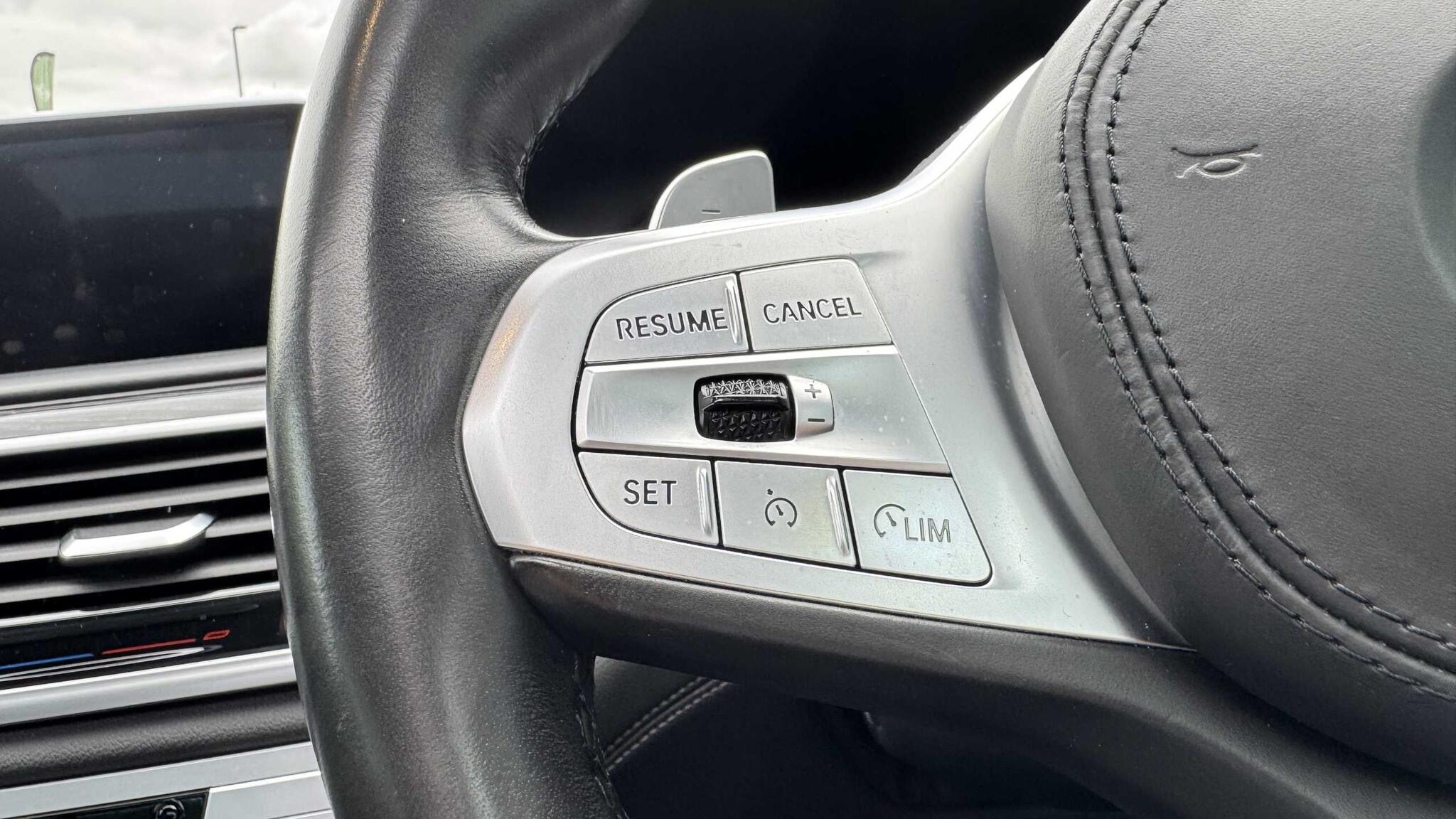BMW 7 Series view 15