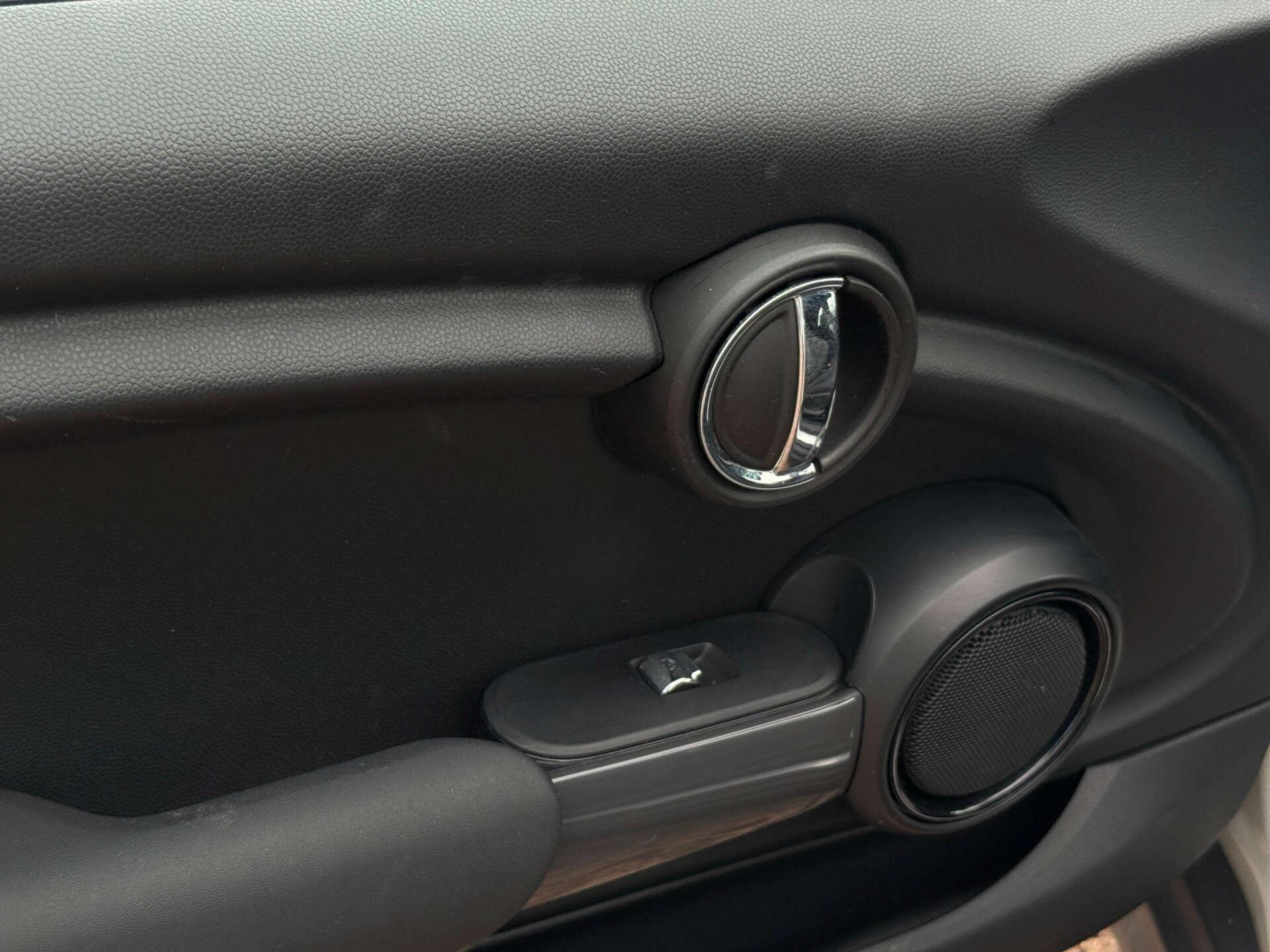 Mini Convertible view 33