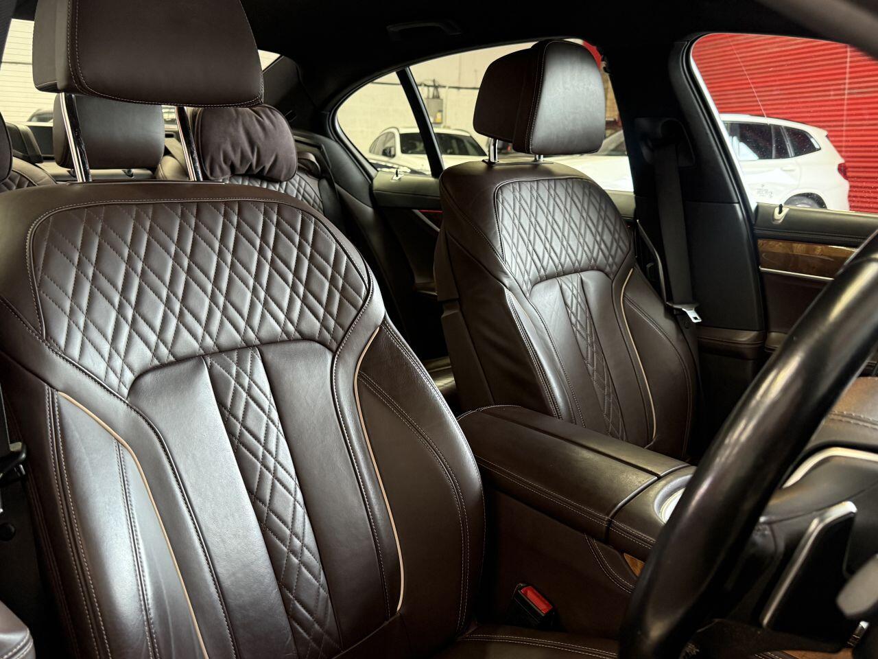 BMW 7 Series view 32