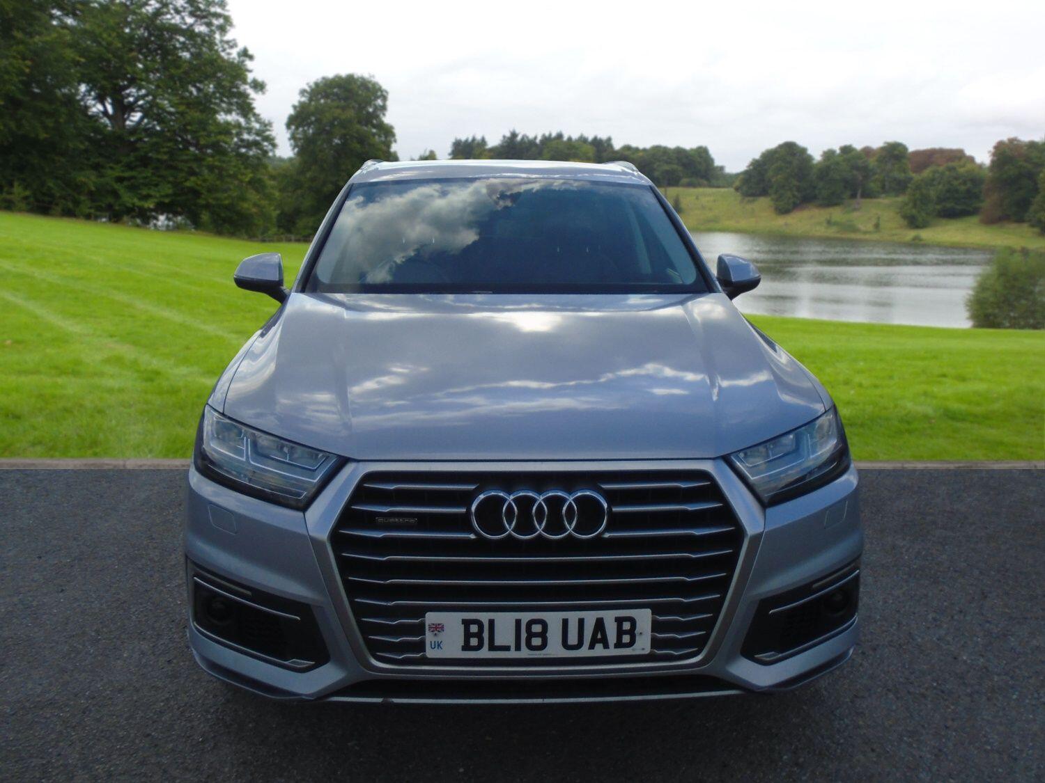 Audi Q7 view 7