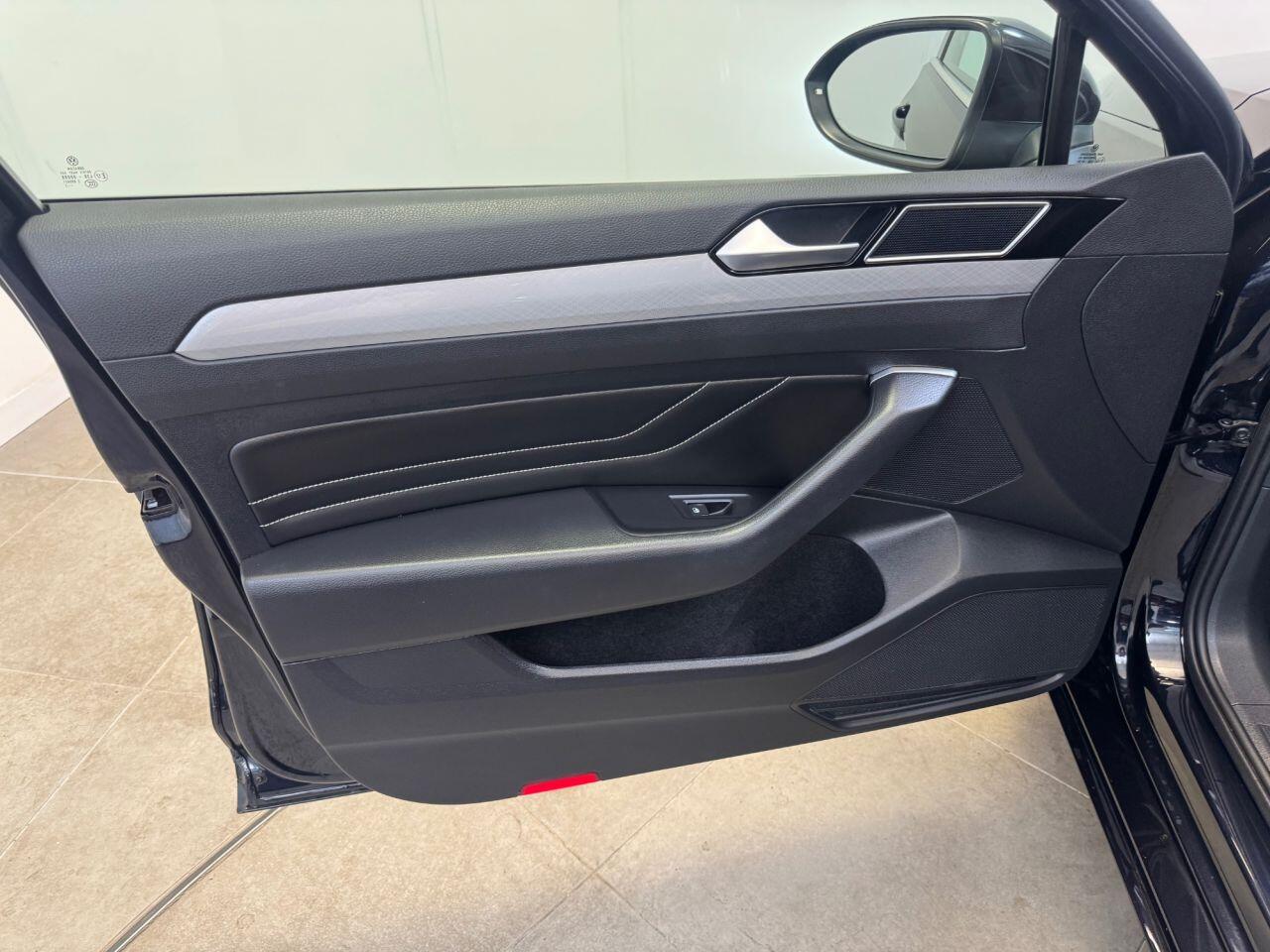 Volkswagen Passat view 34