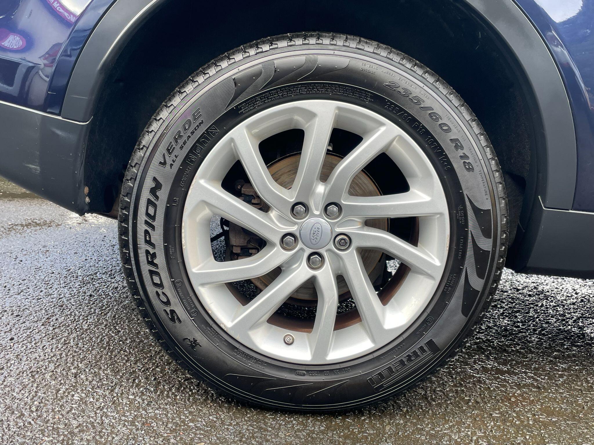 Land Rover Discovery Sport view 14