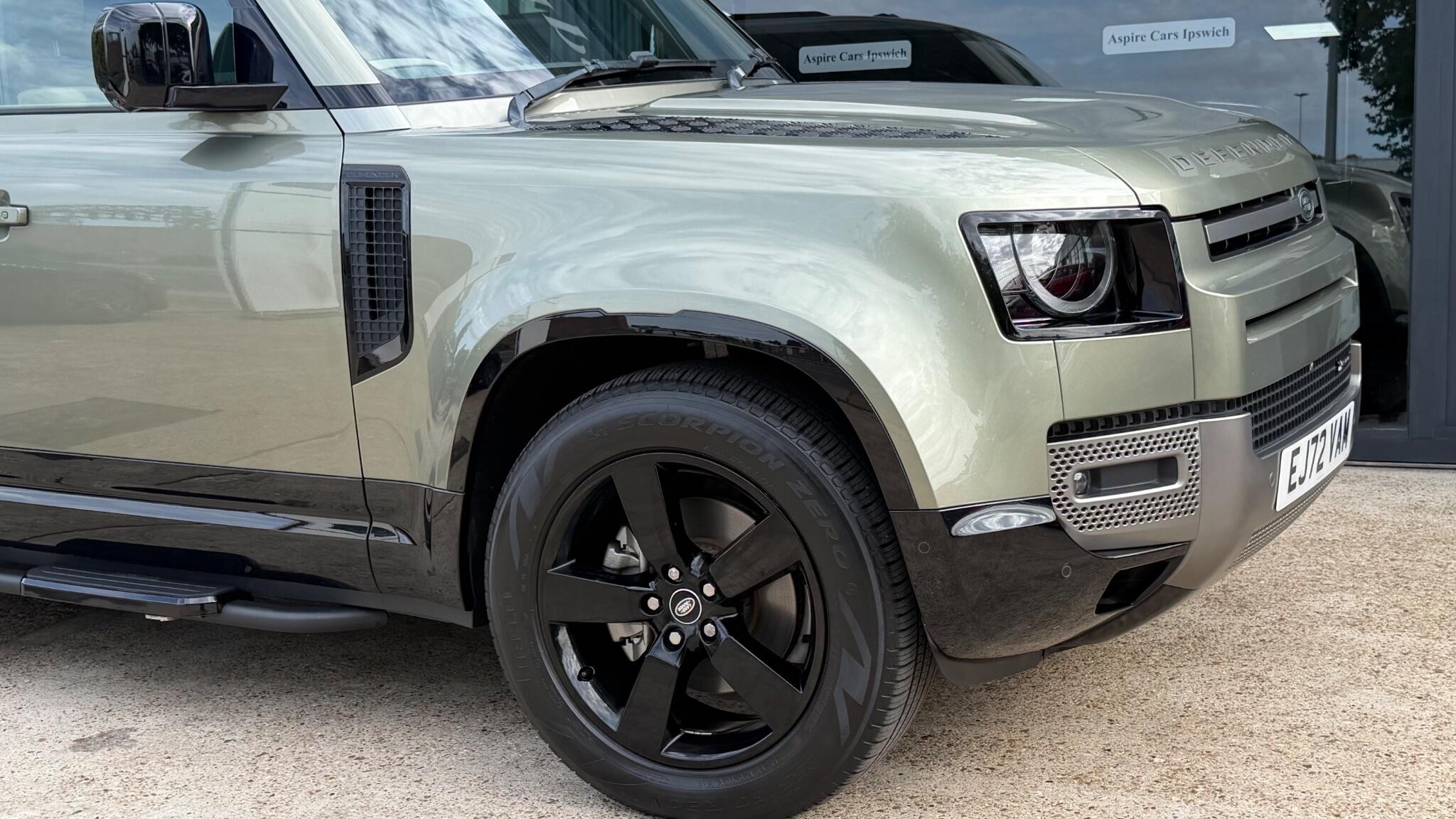 Land Rover Defender 110 view 36