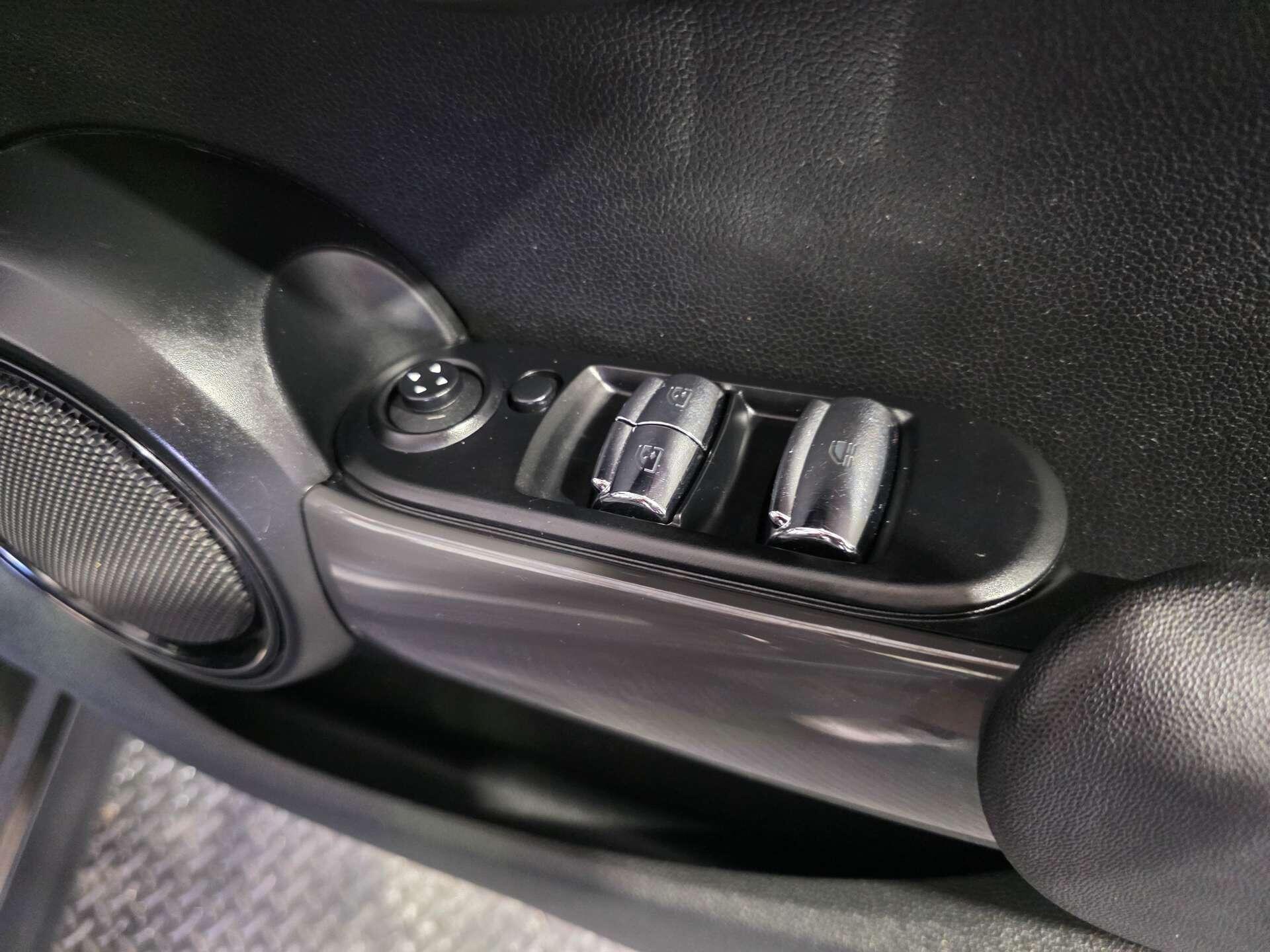 Mini Convertible view 15
