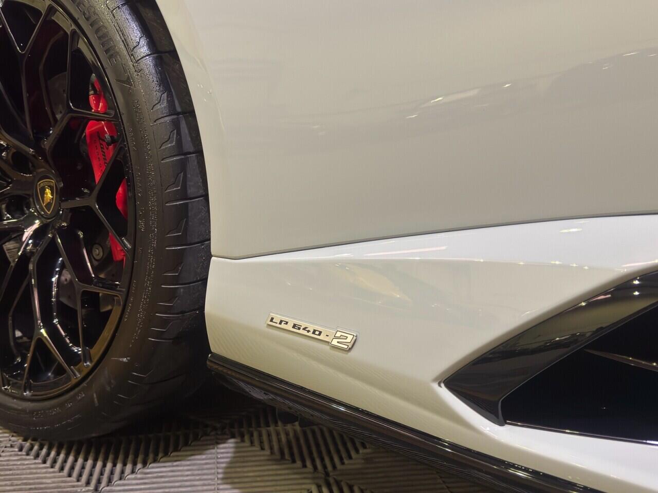 Lamborghini Huracan view 6