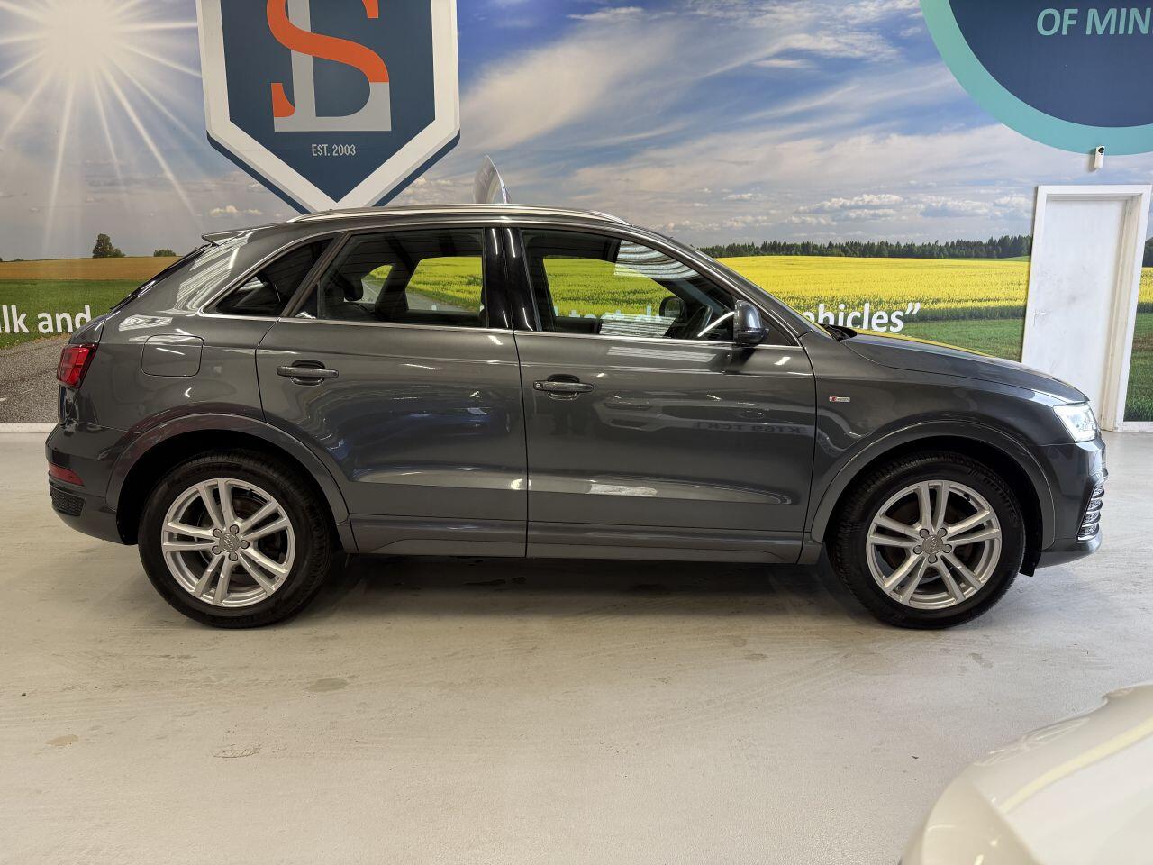 Audi Q3 view 8