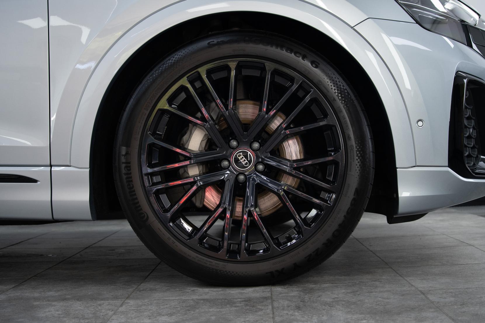 Audi Q8 view 6