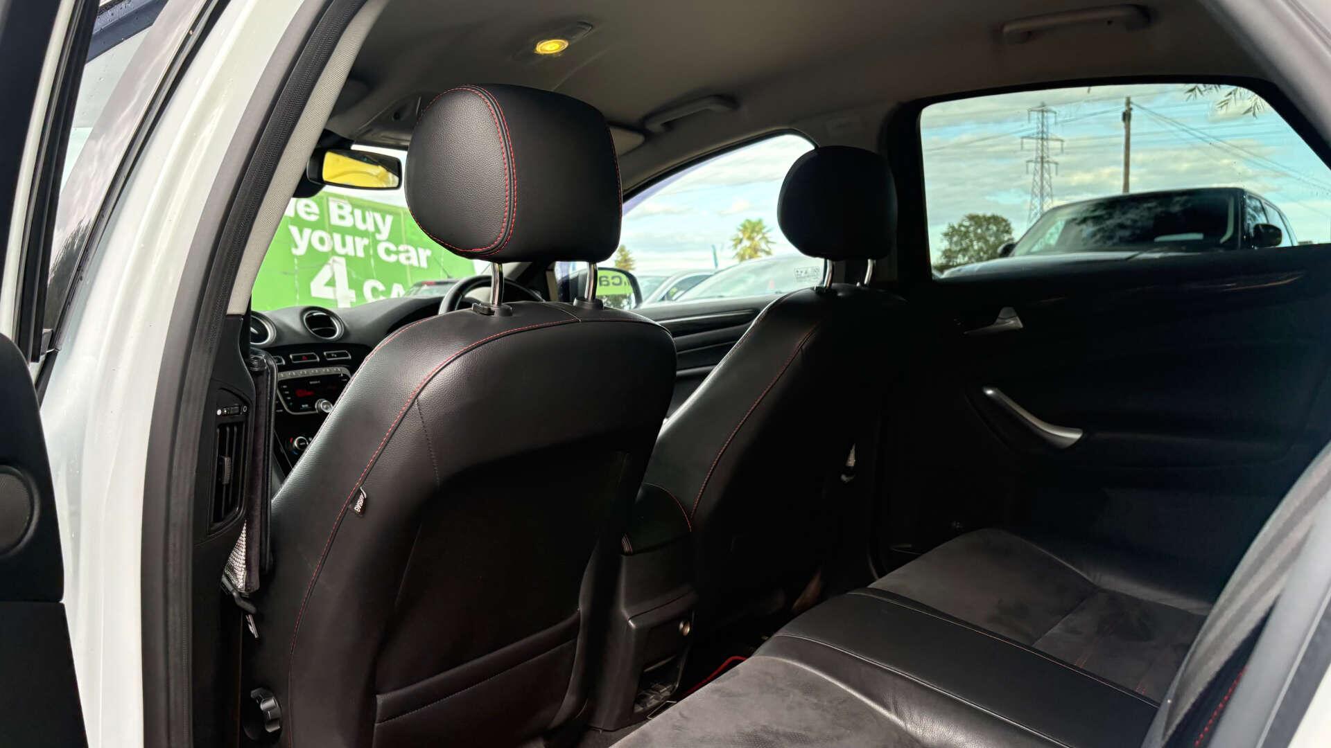 Ford Mondeo view 12