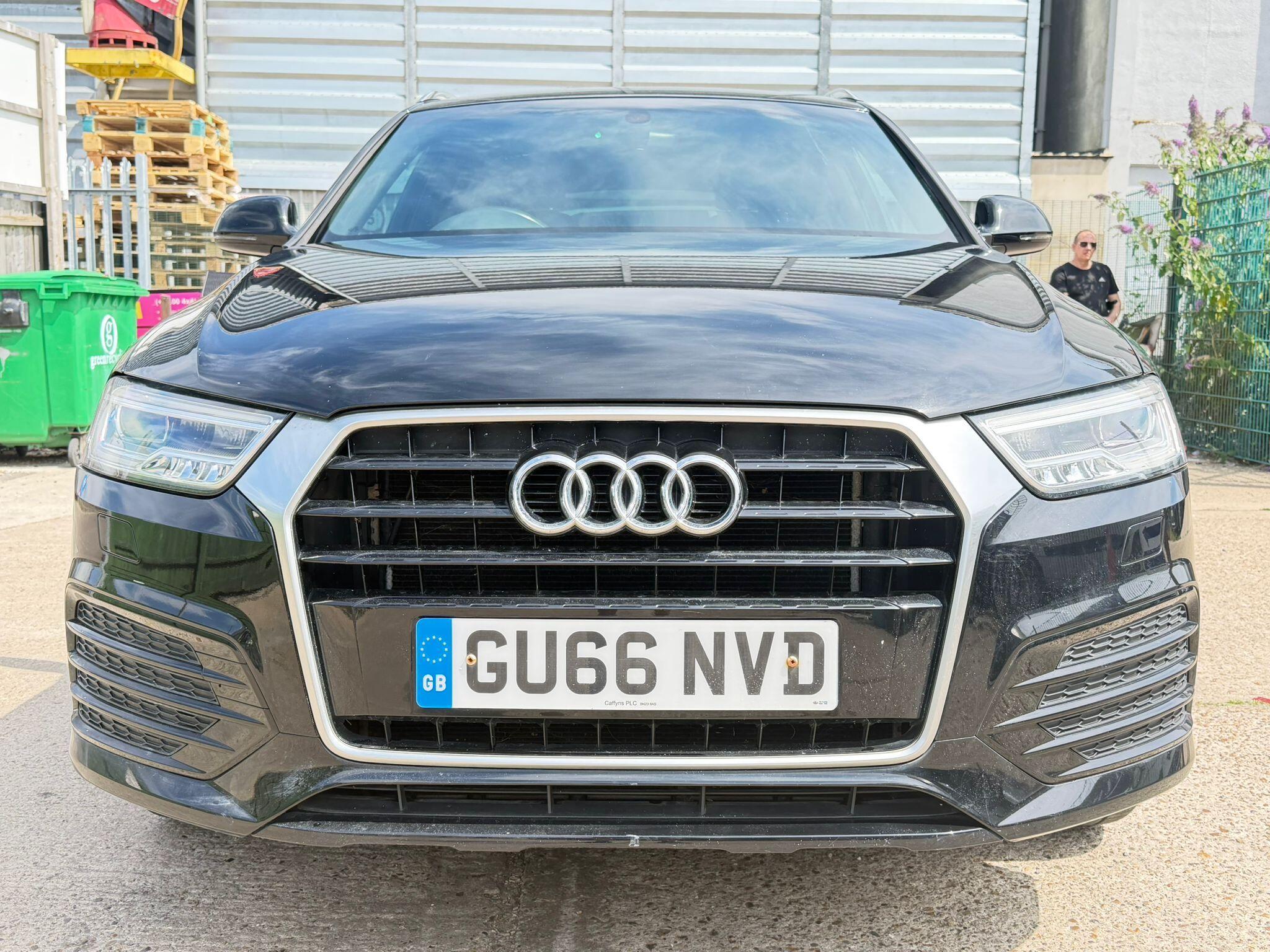 Audi Q3 view 8