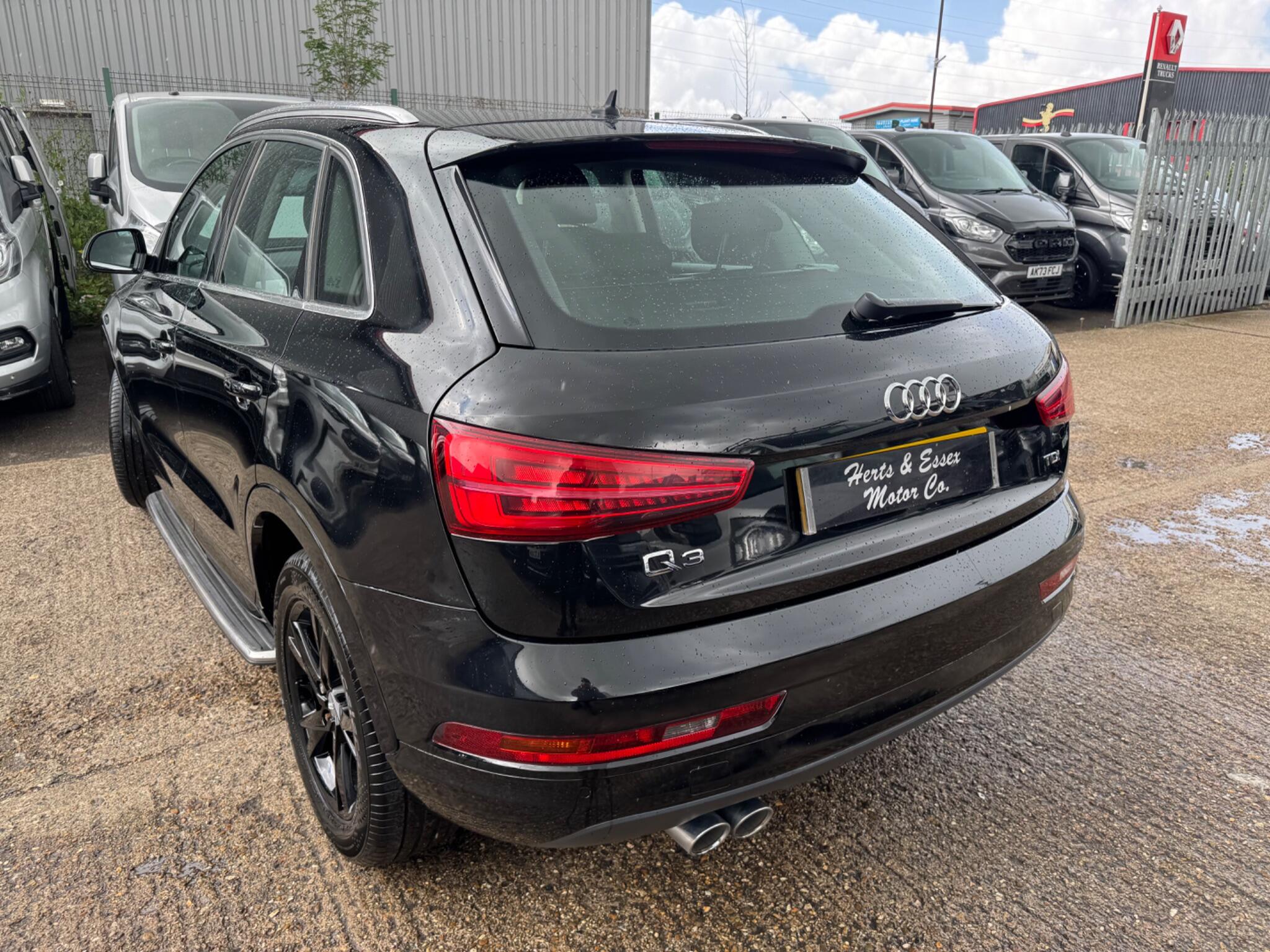 Audi Q3 view 9