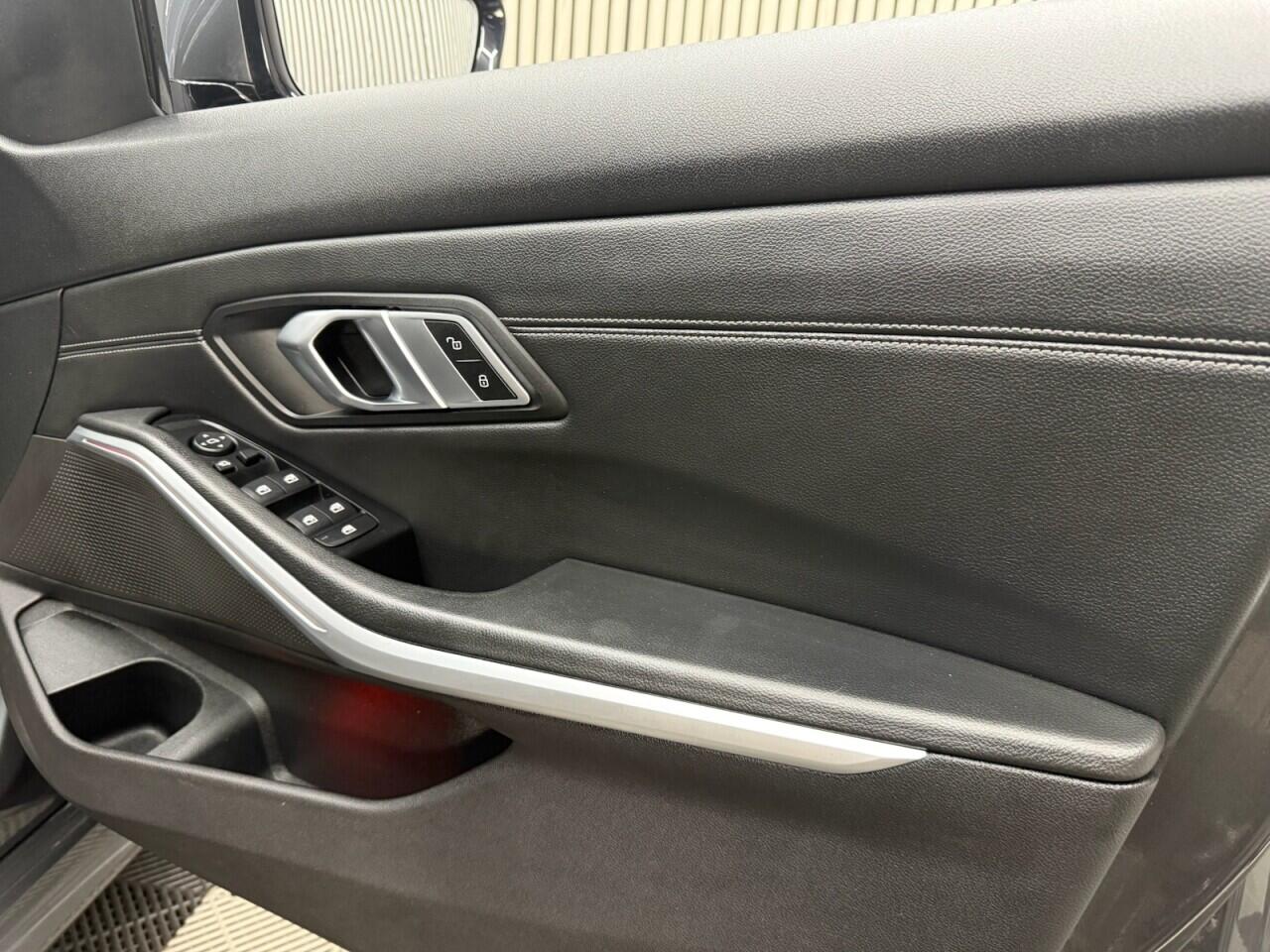 BMW 3 Series view 10
