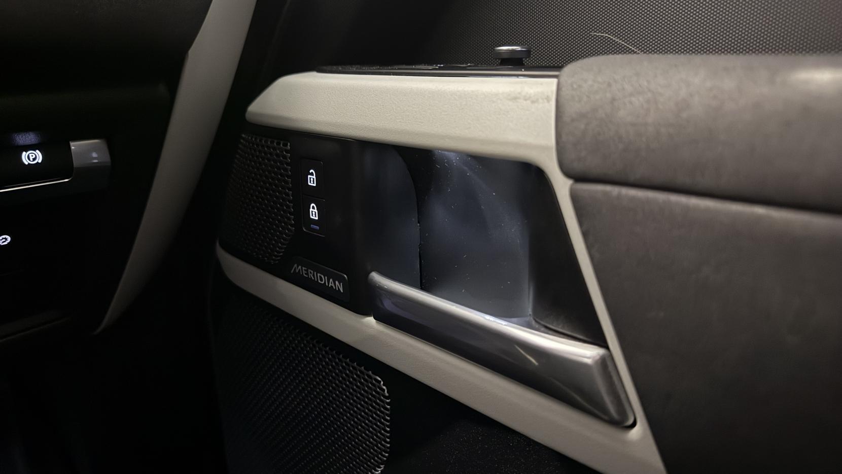 Land Rover Defender view 28