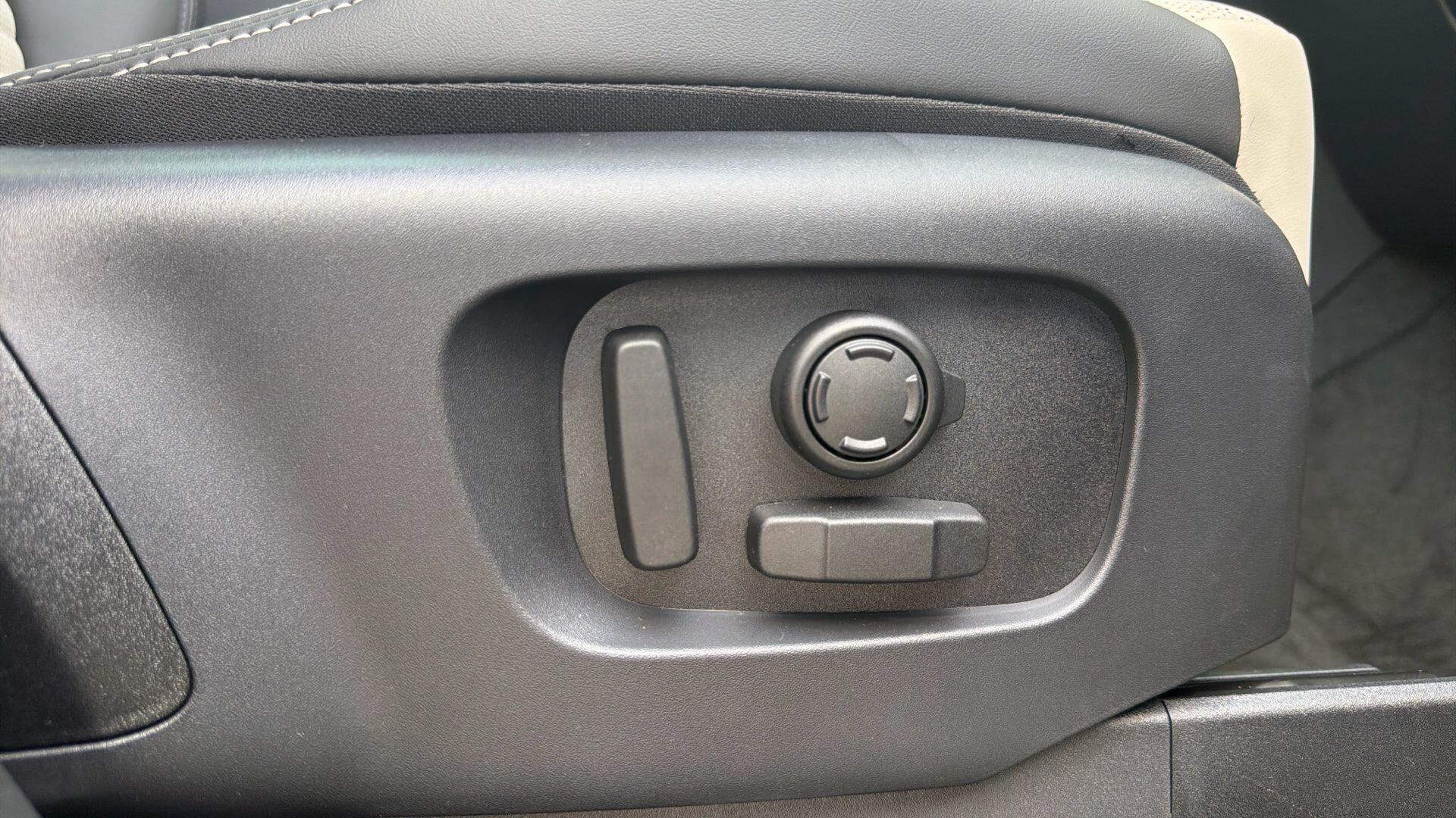 Land Rover Discovery view 15
