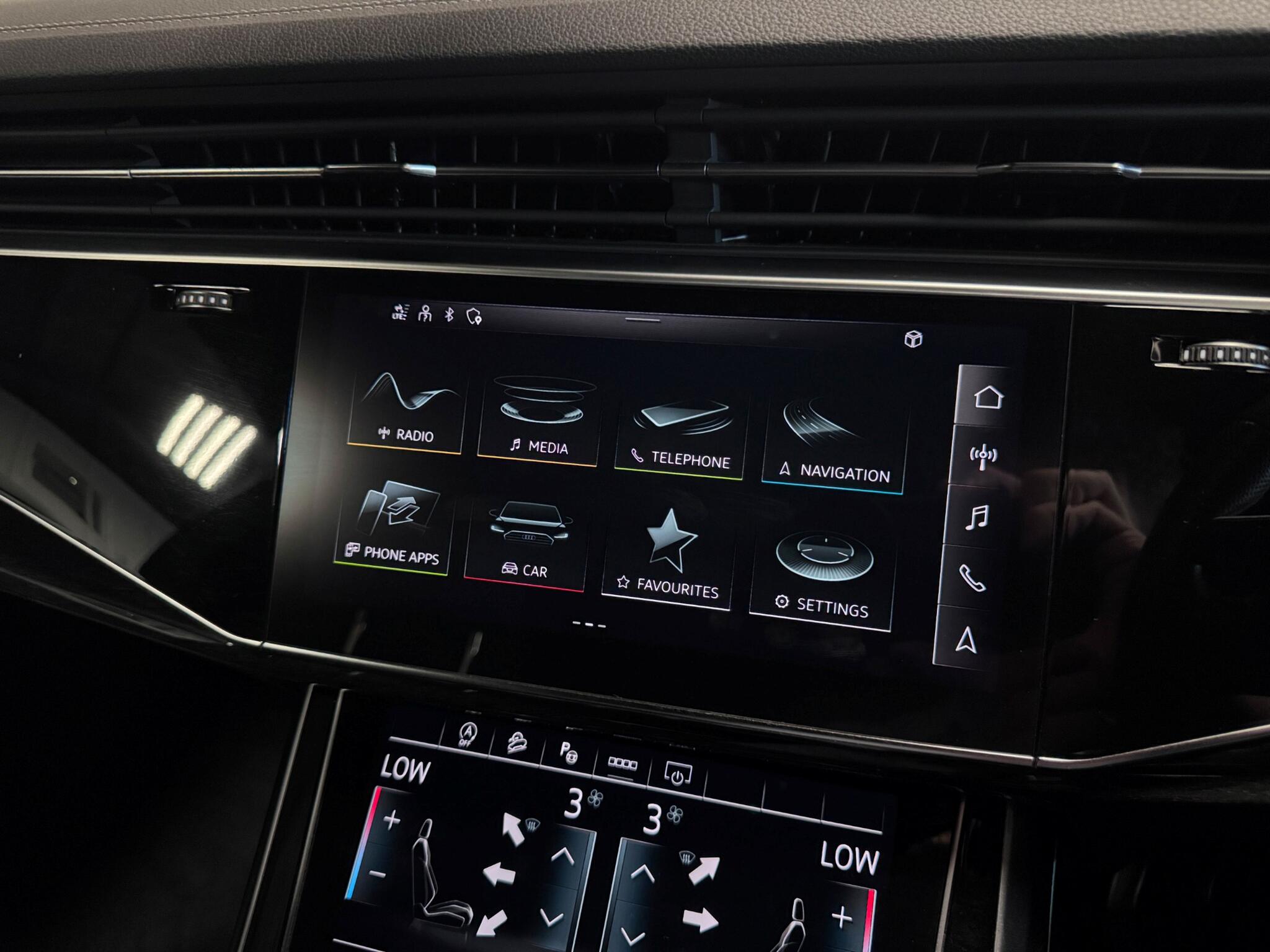 Audi Q8 view 45