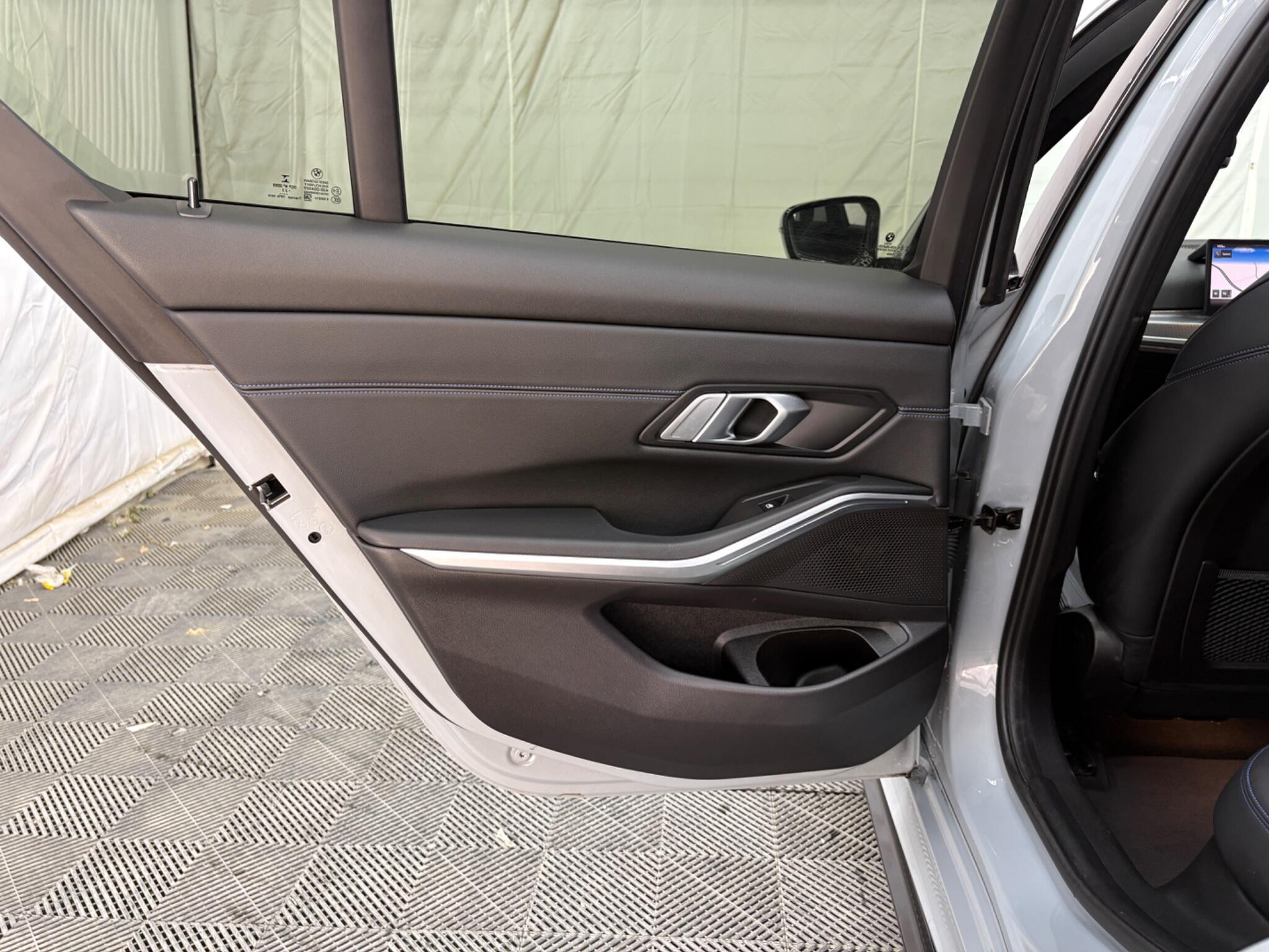 BMW 3 Series view 31