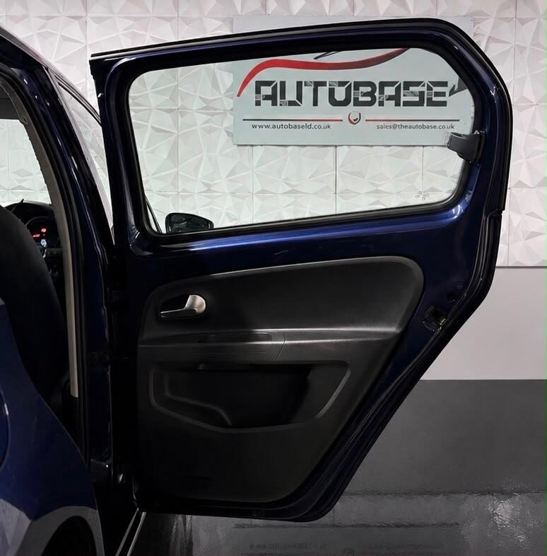 Volkswagen Up! view 11