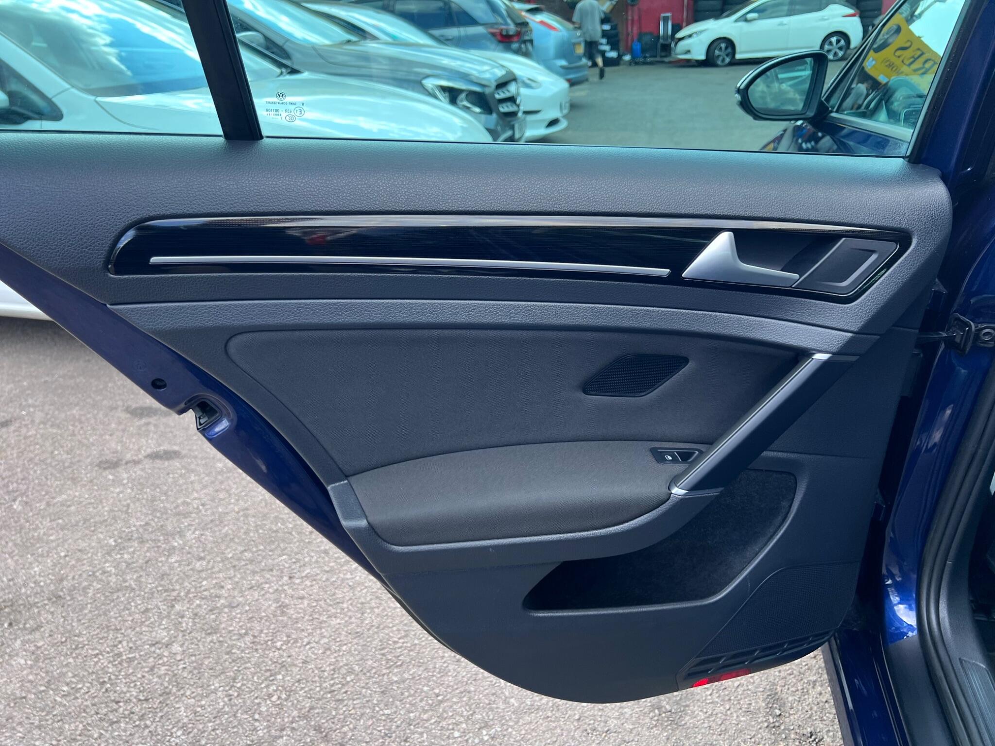 Volkswagen Golf view 33