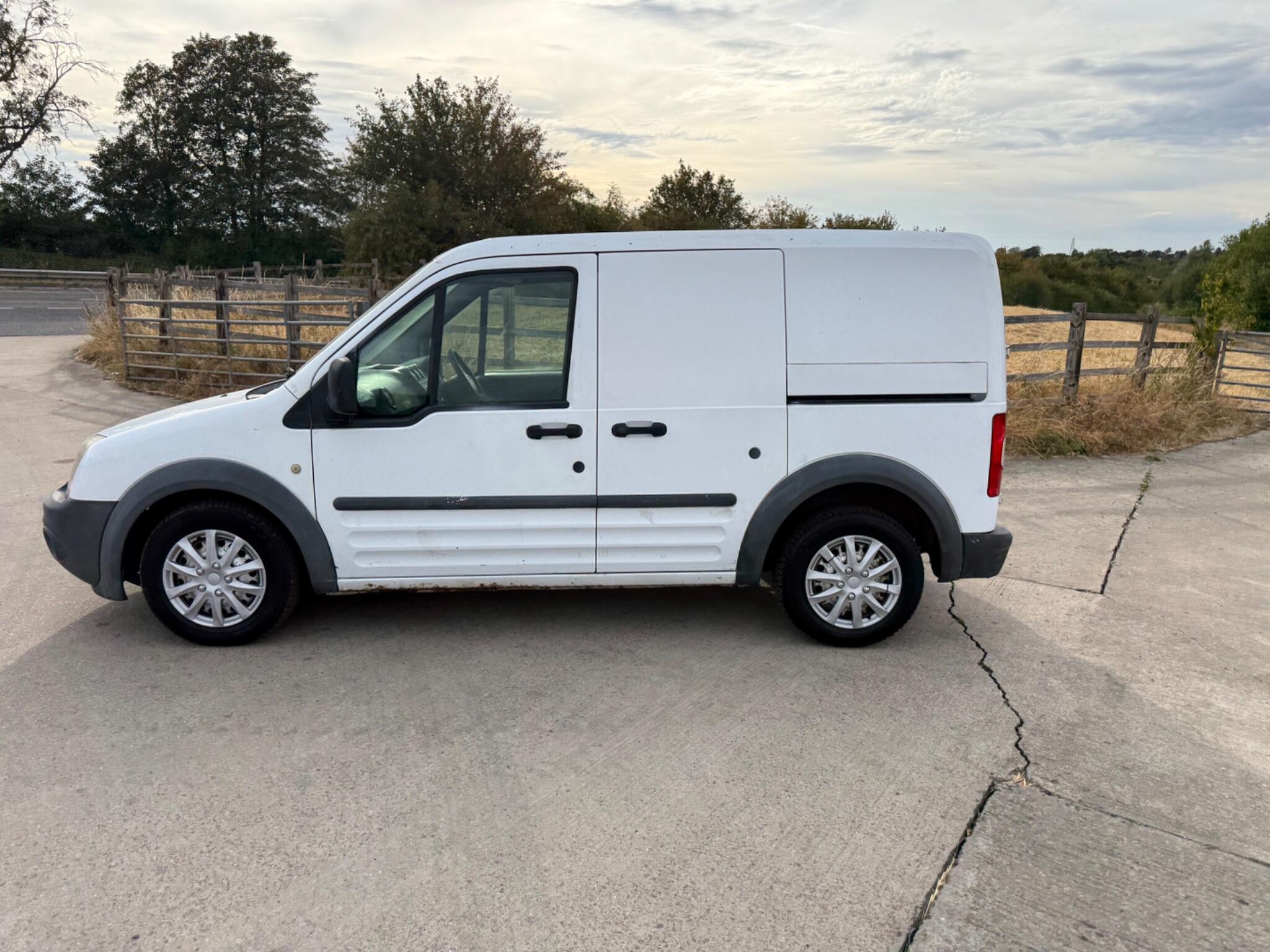 Ford Transit Connect 1.8 TDCi T200 L1 H1 4dr — photo 14 of 86