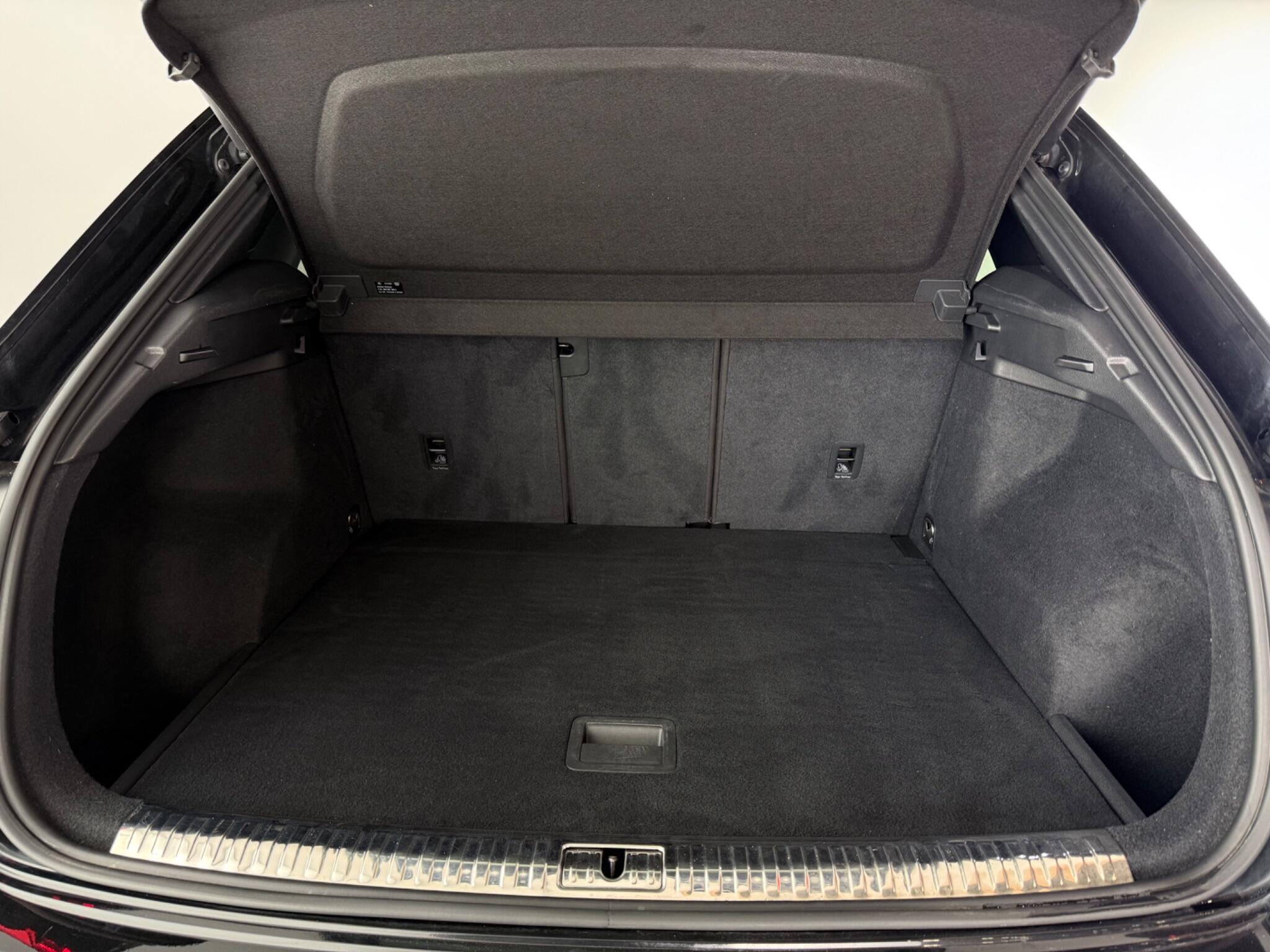 Audi Q3 view 10