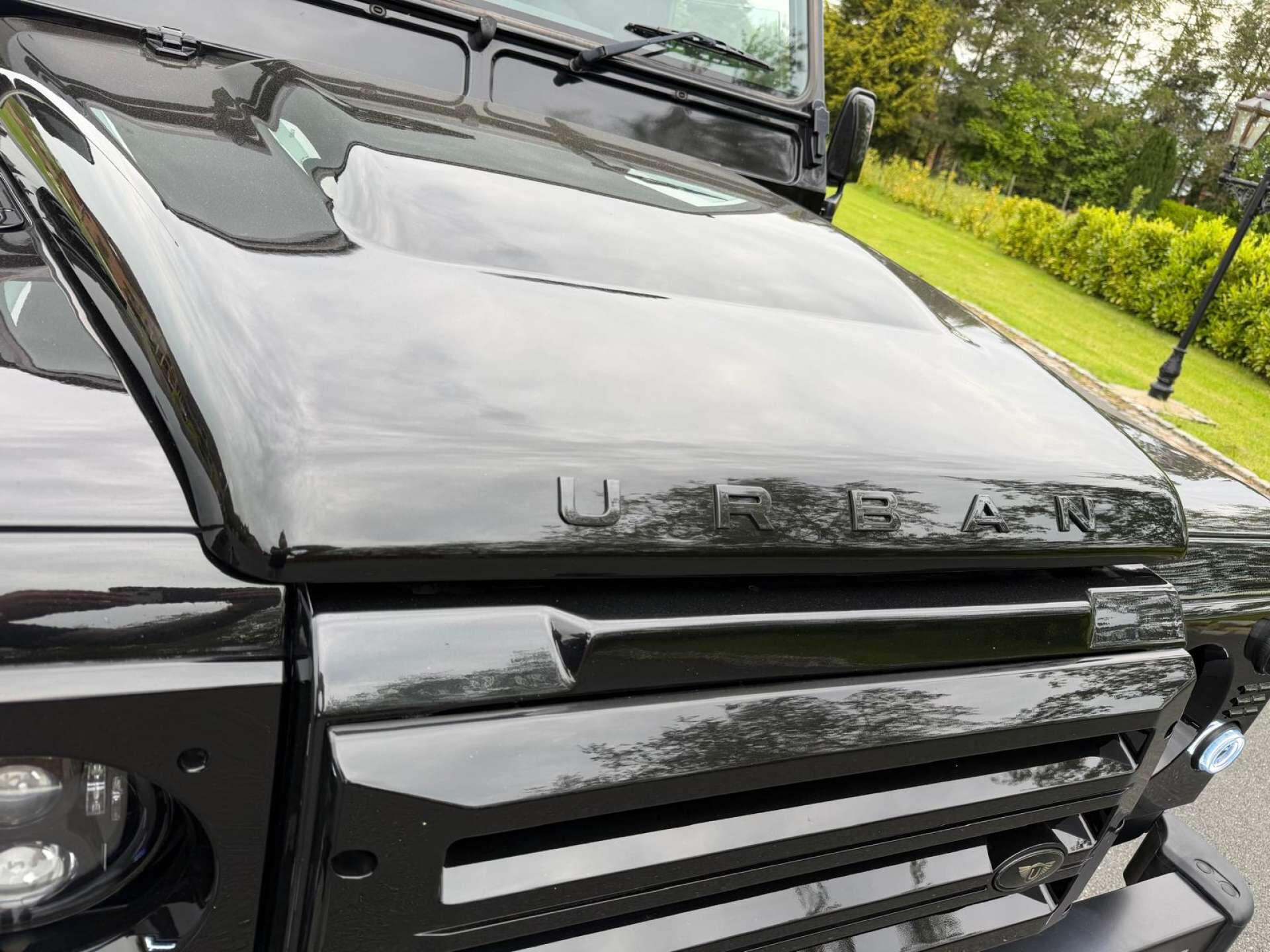 Land Rover Defender 90 view 13