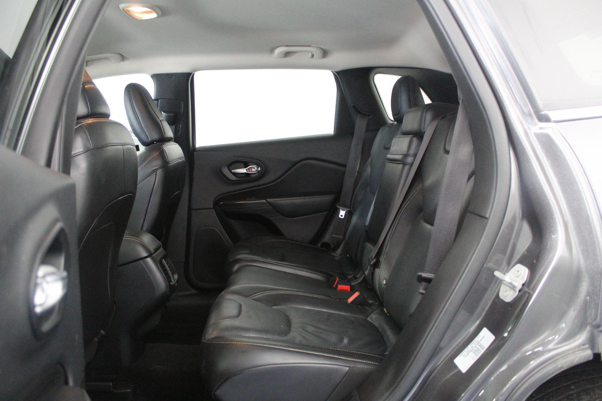 Jeep Cherokee view 51