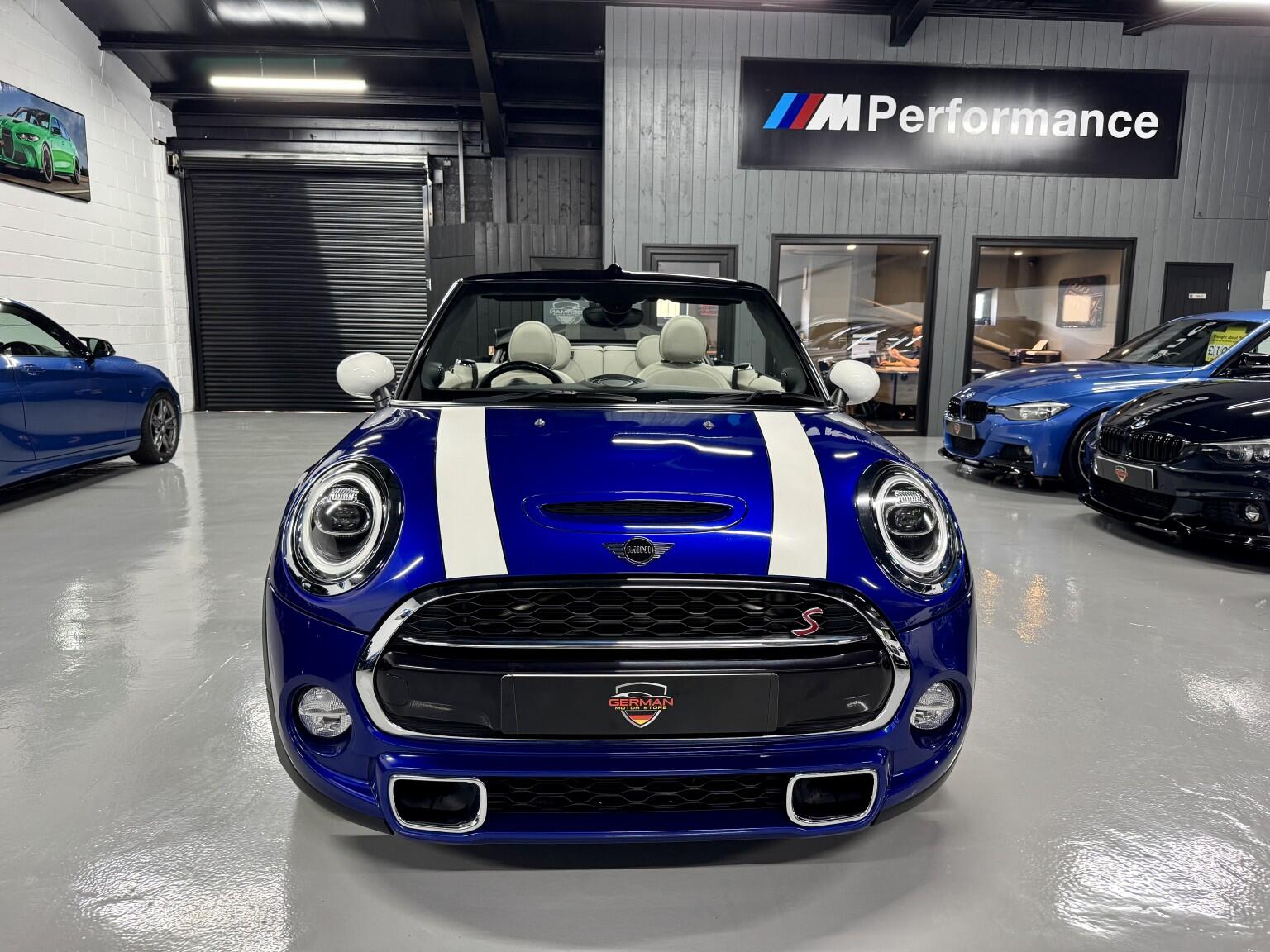 Mini Convertible view 35