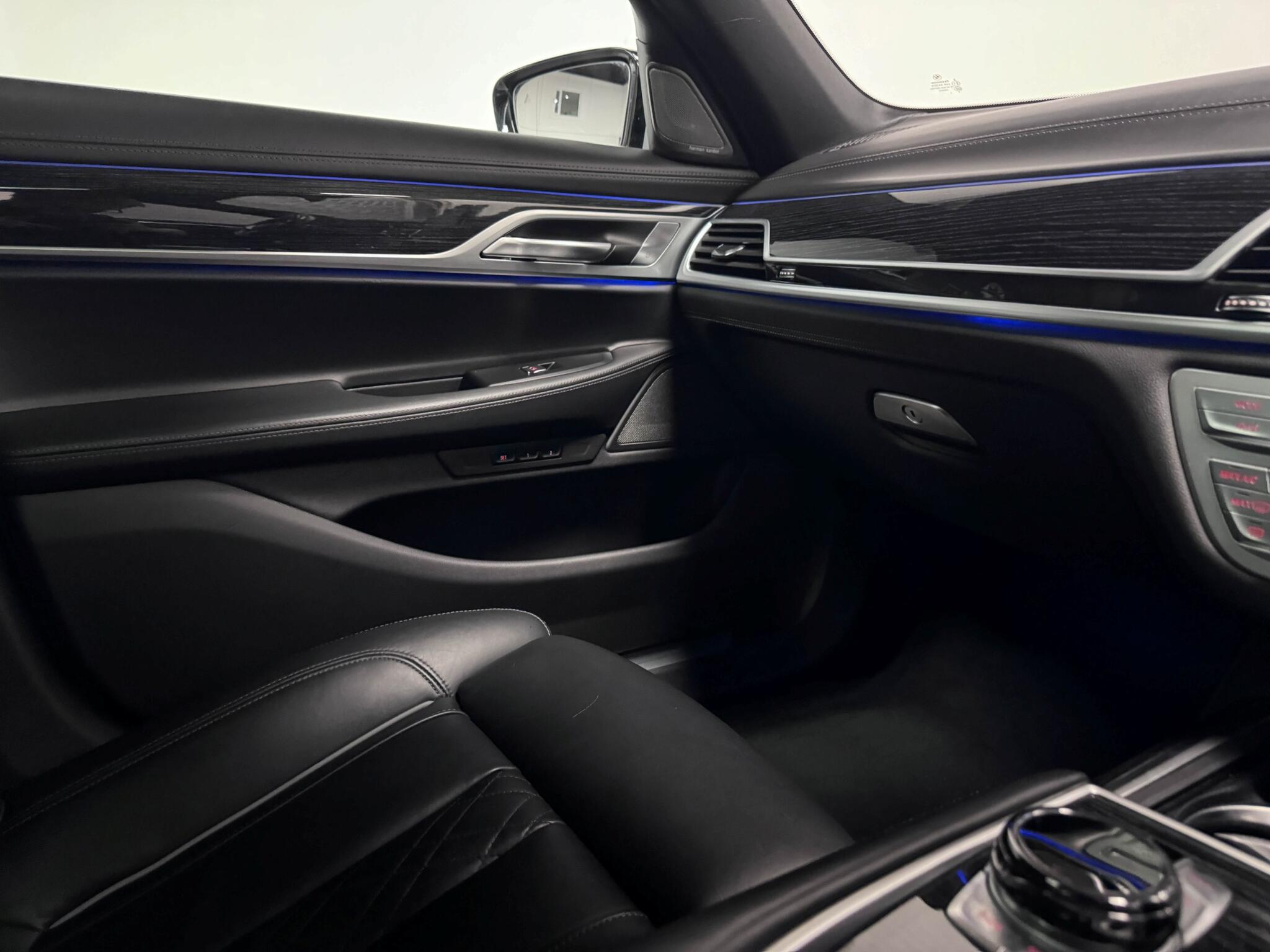 BMW 7 Series view 33