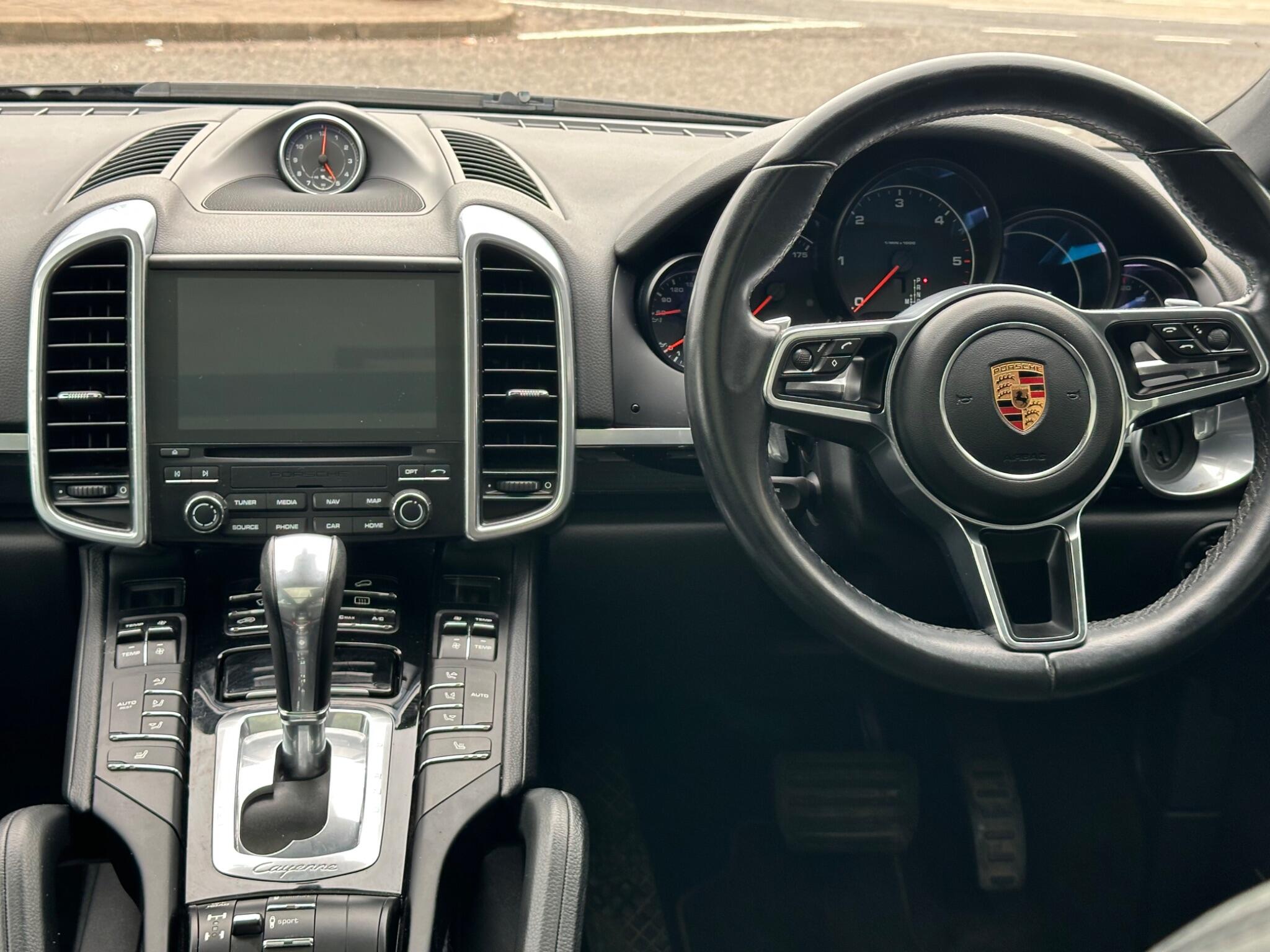 Porsche Cayenne view 31