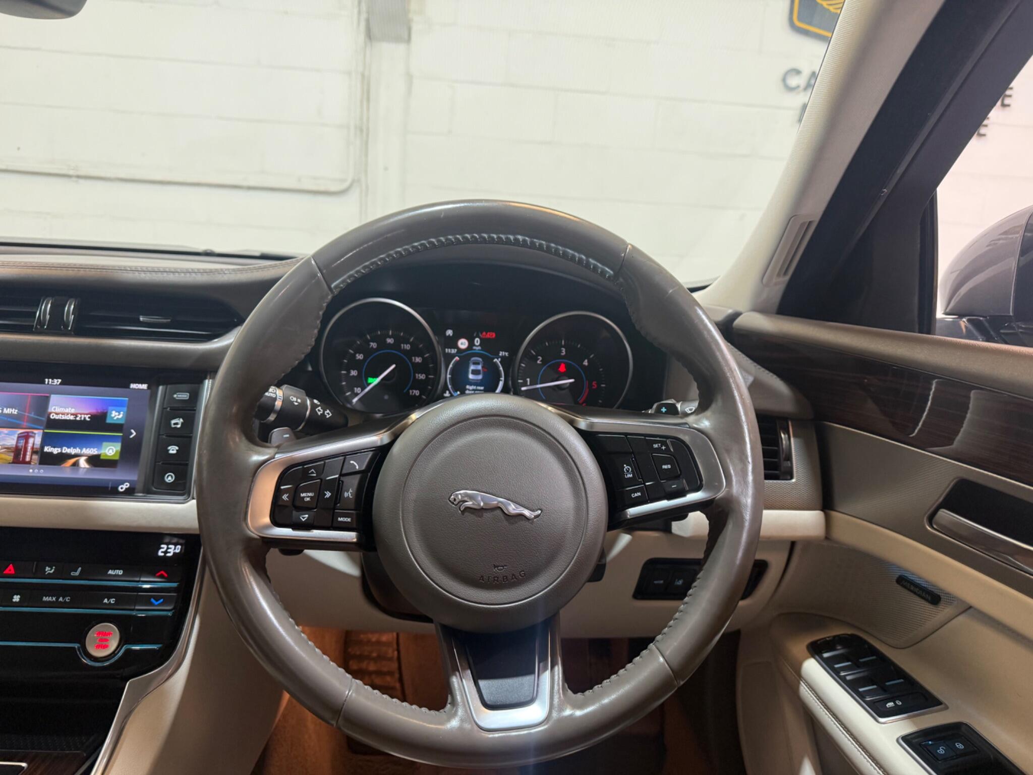 Jaguar XF view 57
